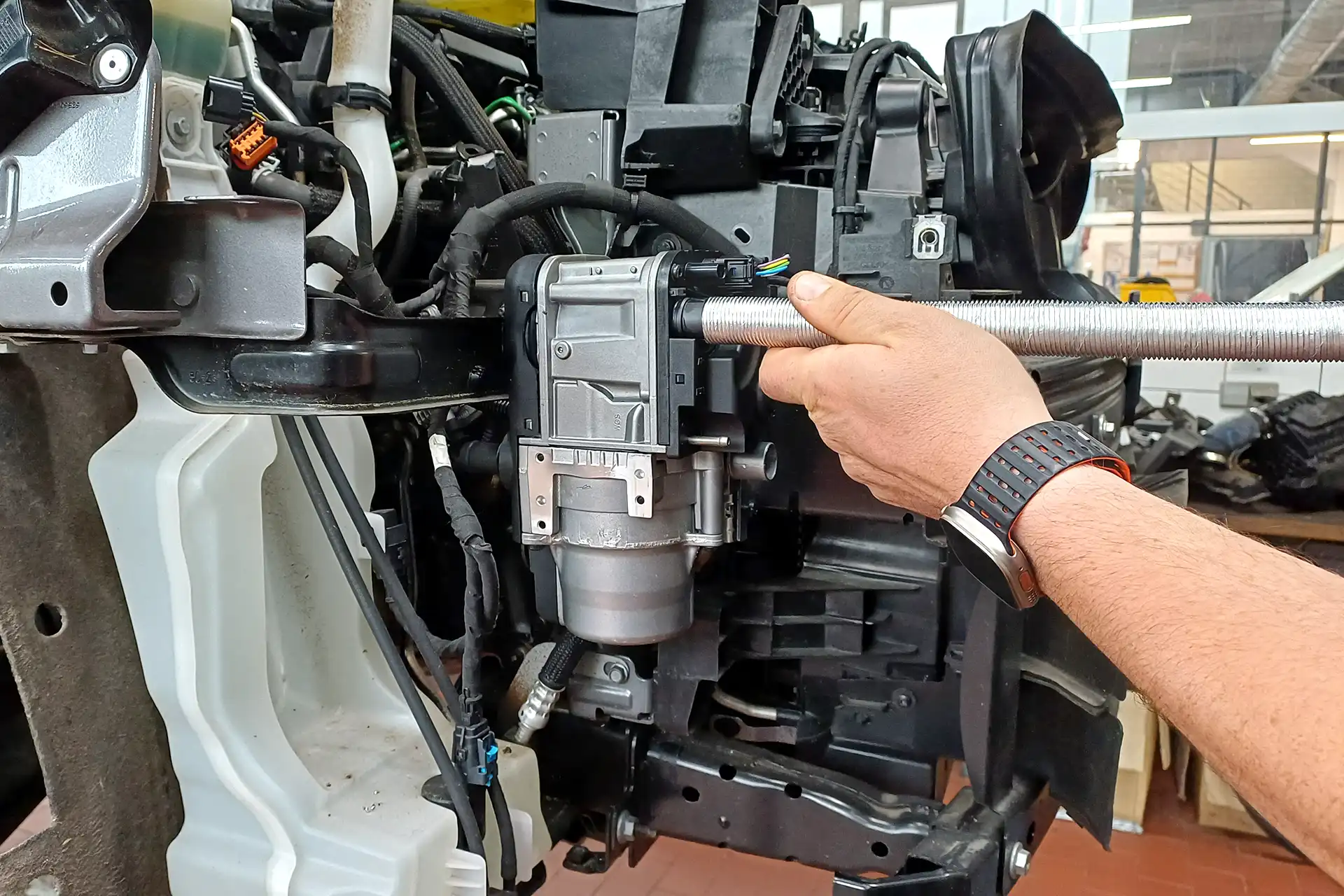 Standheizung nachrüsten beim Bosch Service Dörfelt in Zwickau – Einbau einer Webasto Thermo Top PKW Standheizung mit Wasserheizgerät, Wasserpumpe und Integration in den Kühlmittelkreislauf für warmes Auto und eisfreie Scheiben im Winter.