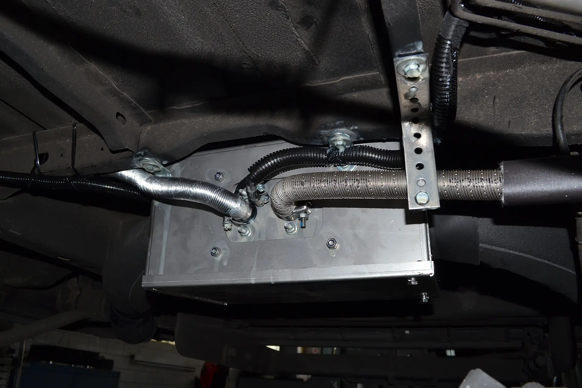 DÖRFELT - DIE WERKSTATT Standheizung nachrüsten für Transporter Camper Webasto Unterboden Außen Kasten Luftheizung Einbaukasten Halterung Werkstatt Zwickau