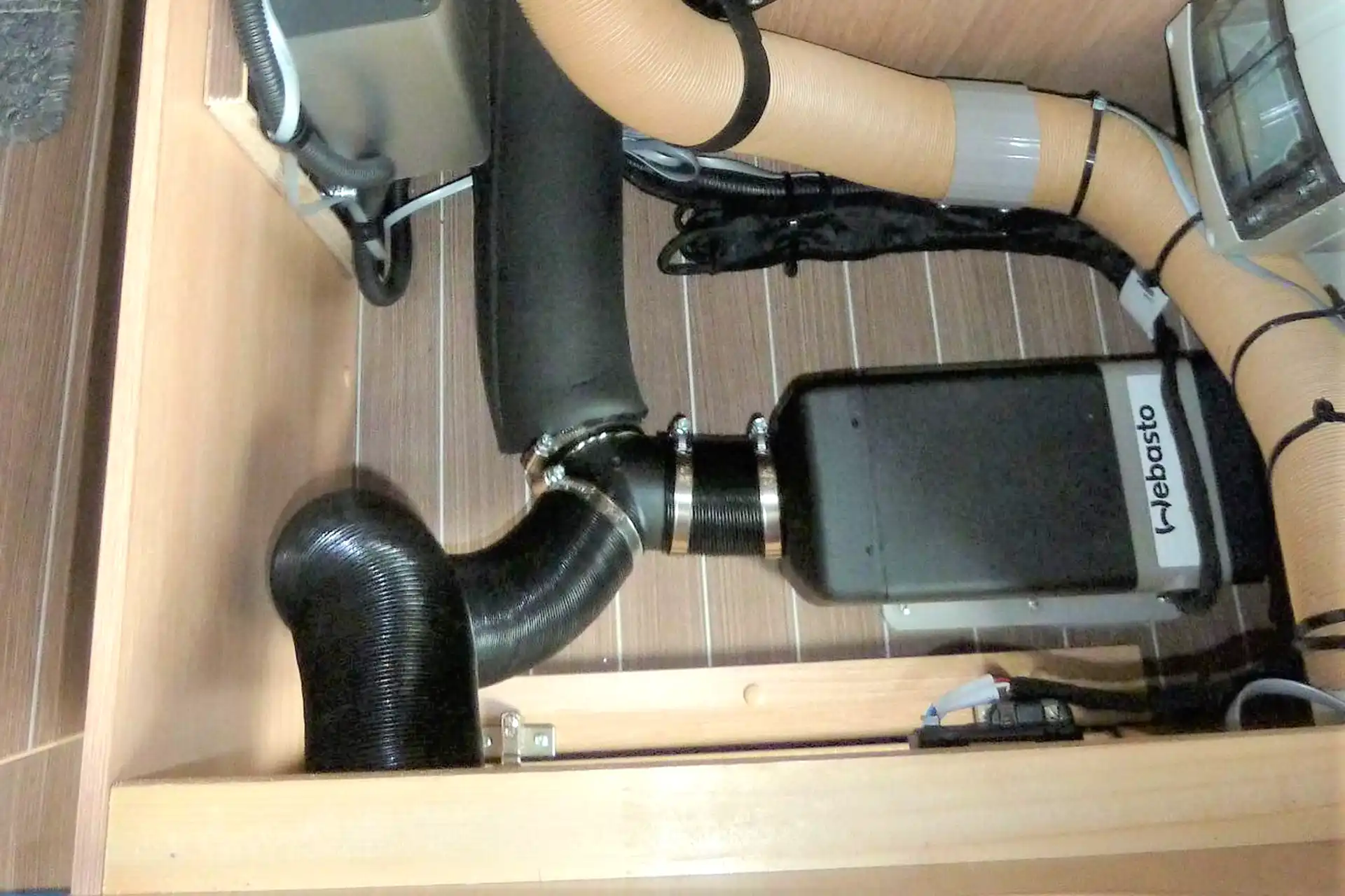 DÖRFELT DIE WERKSTATT in Zwickau Einbau und Nachrüstung Standheizung für Wohnmobil leistungsstarke Luftheizung 2kw mit 12 volt für Benzin und Diesel effizientes Aufheizen vom Innenraum komfortable Heizlösung für Camper und Transporter mit moderner Heiztechnik