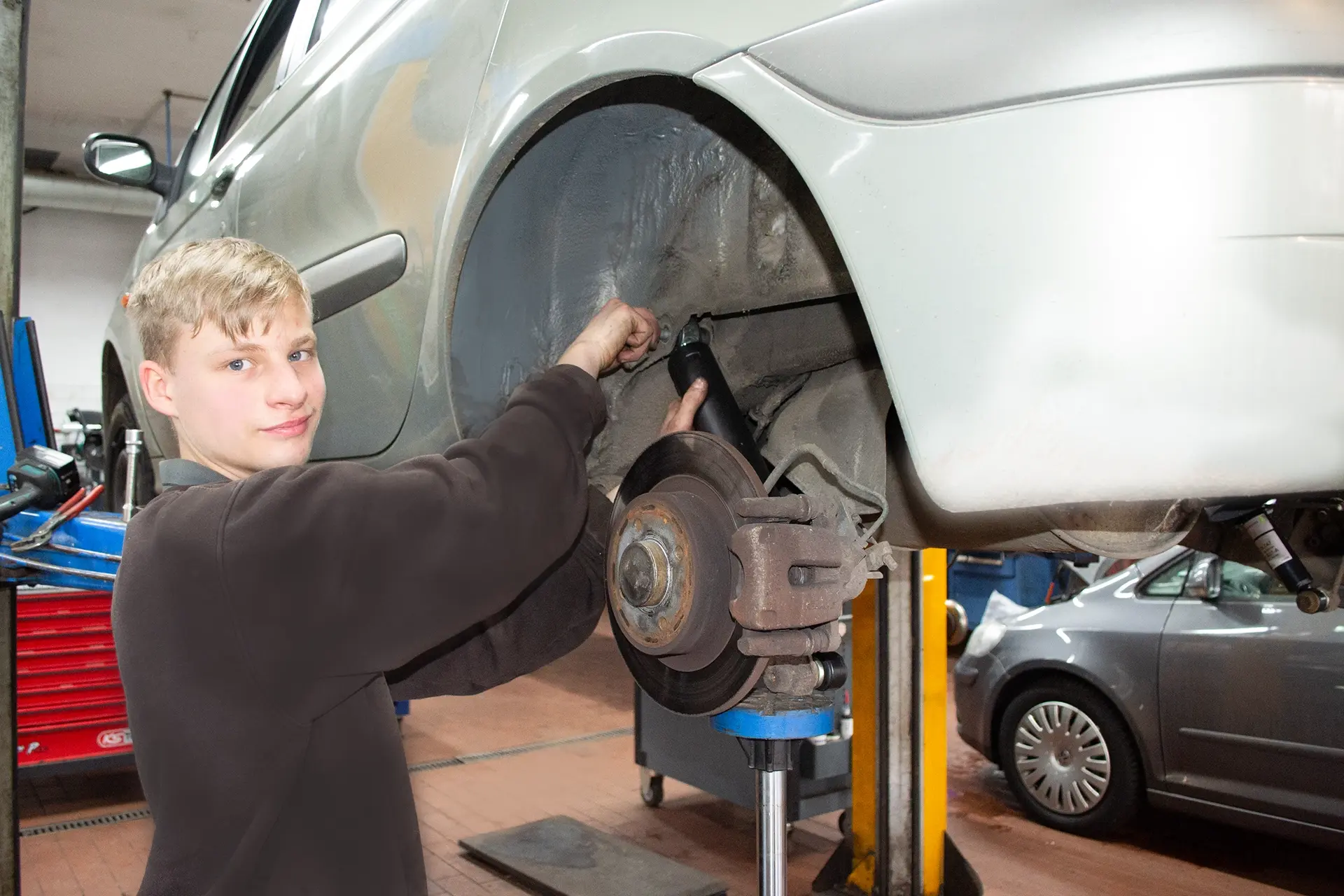 Austausch eines Stoßdämpfers am Auto für bessere Fahrstabilität in der Werkstatt Dörfelt Zwickau