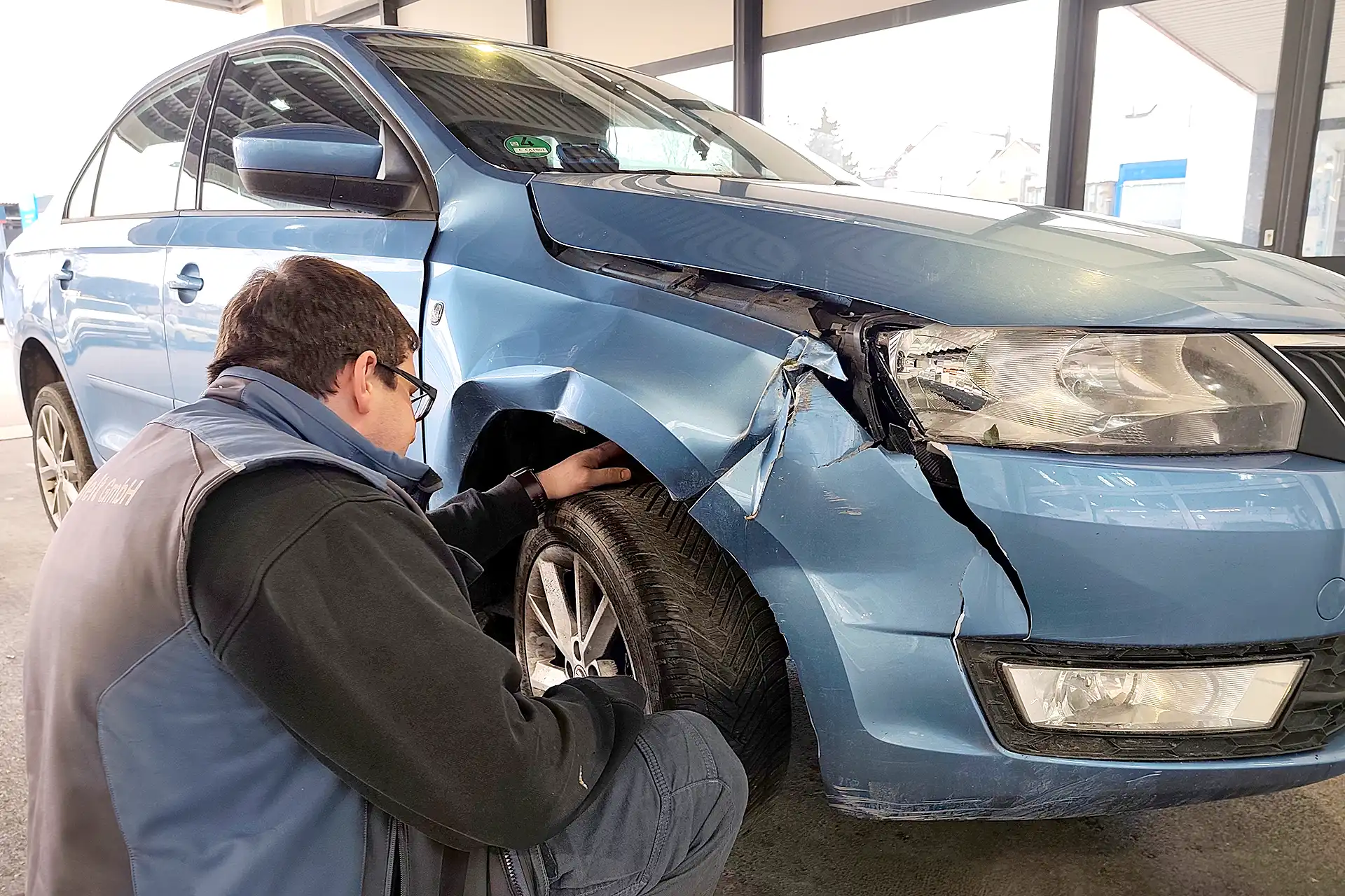 Autounfall oder Fahrzeugschaden, schnelle und professionelle Hilfe - unsere Unfallreparatur umfasst eine präzise Schadensdiagnose, um den Zustand Ihres Fahrzeugs genau zu erfassen – vom kleineren Kratzer bis hin zum Totalschaden