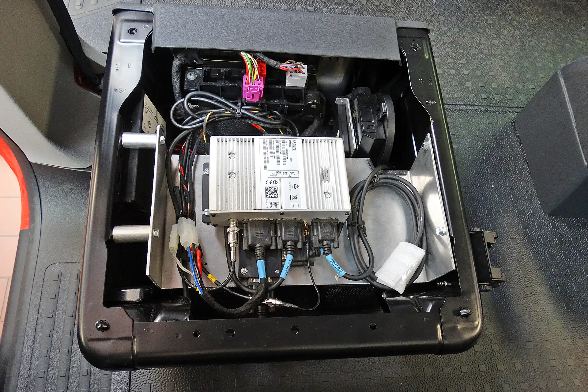 Untersitzmontage der Sepura TETRA-Funkgeräteeinheit mit Hauptfunkgerät, Schnittstellenbox, Anschlüssen und Antenne bei Dörfelt Die Werkstatt