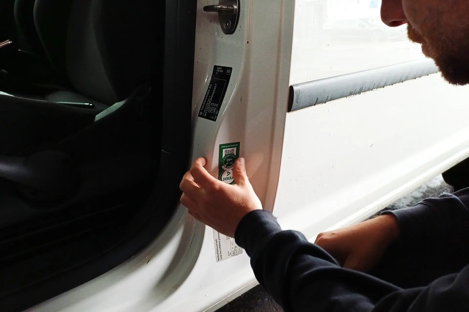 UVV-Prüfung jährlich gesetzlich vorgeschrieben – Sicherstellung von Betriebs- und Verkehrssicherheit mit Plakette und Aufkleber bei Dörfelt – Die Werkstatt in Zwickau