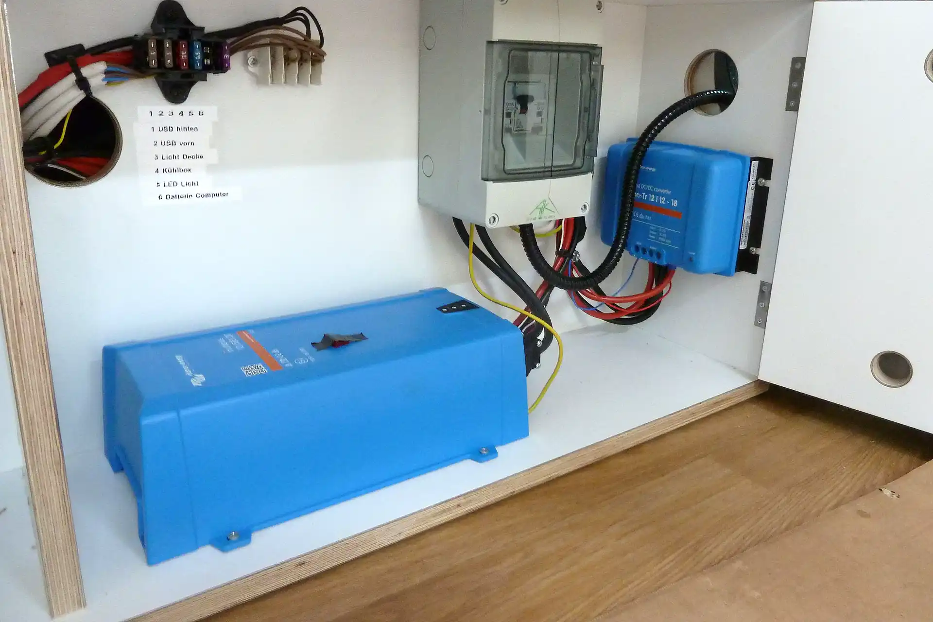 Victron Energy MultiPlus Kombi-Sinus Wechselrichter mit Batterieladegerät und Transferschalter – Sonderfahrzeugbau bei DÖRFELT Zwickau