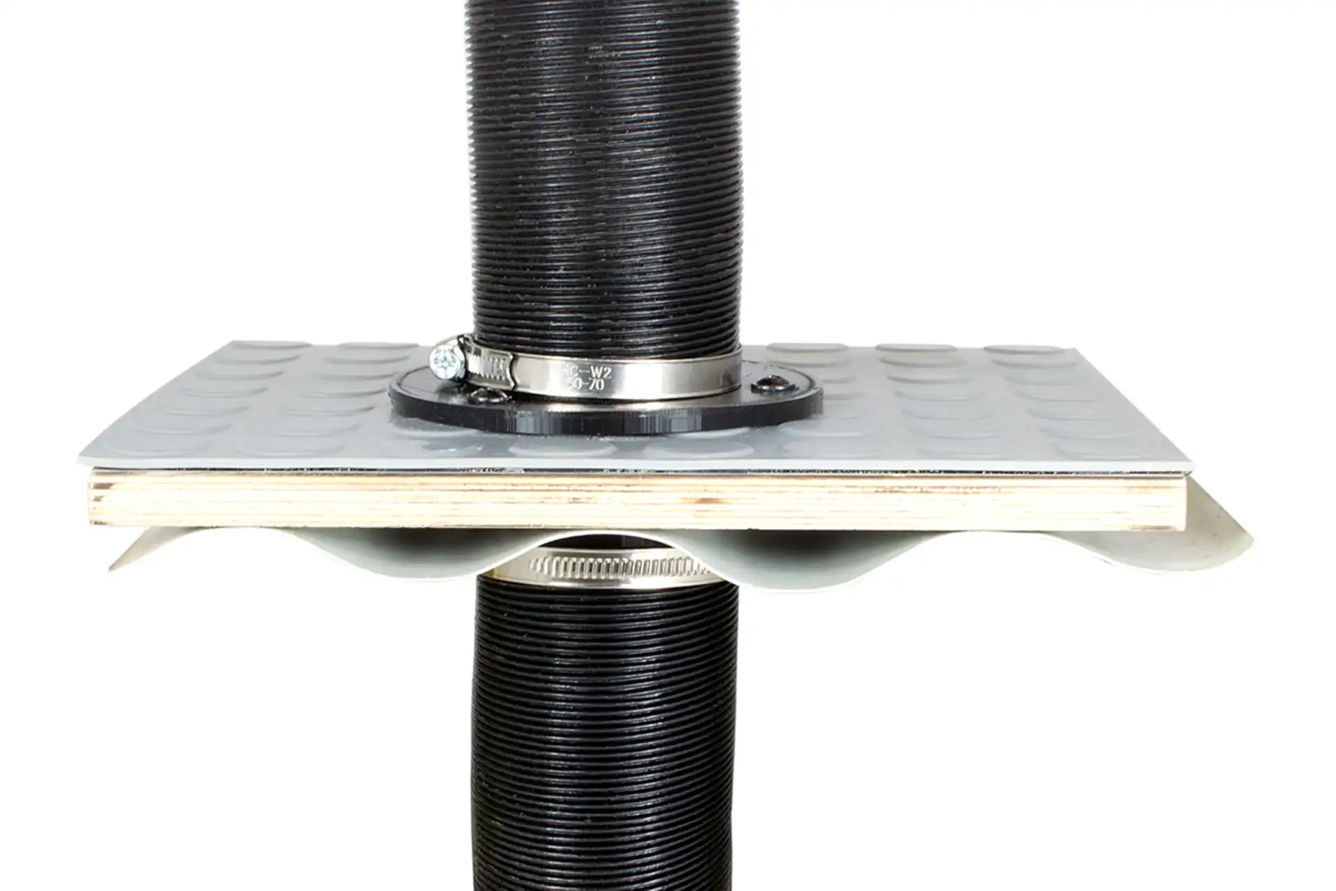 DÖRFELT DIE WERKSTATT in Zwickau fachgerechte Warmluftdurchführung durch Boden und Seitenwand hochwertiger Luftschlauch für Luftheizung Unterflureinbau im Transporter Wohnmobil und Camper effiziente Nachrüstung Heizsystem optimierte Wärmeverteilung Ausbau Lösung