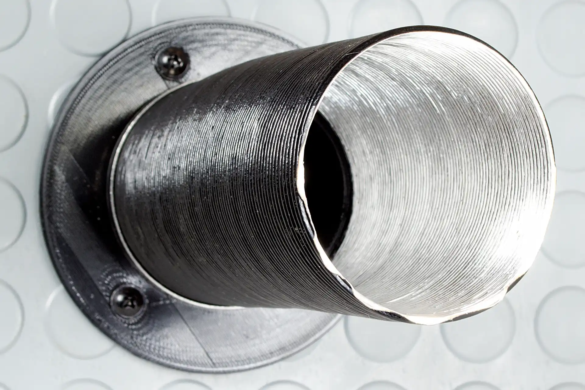 DÖRFELT DIE WERKSTATT in Zwickau professionelle Einbaulösung für Warmluftführung durch Boden und Wand flexible Luftschläuche für Luftheizung Unterflurmontage im Transporter Wohnmobil und Camper effiziente Heizungsinstallation nachrüsten optimierte Luftverteilung Innenraumheizung modernisieren