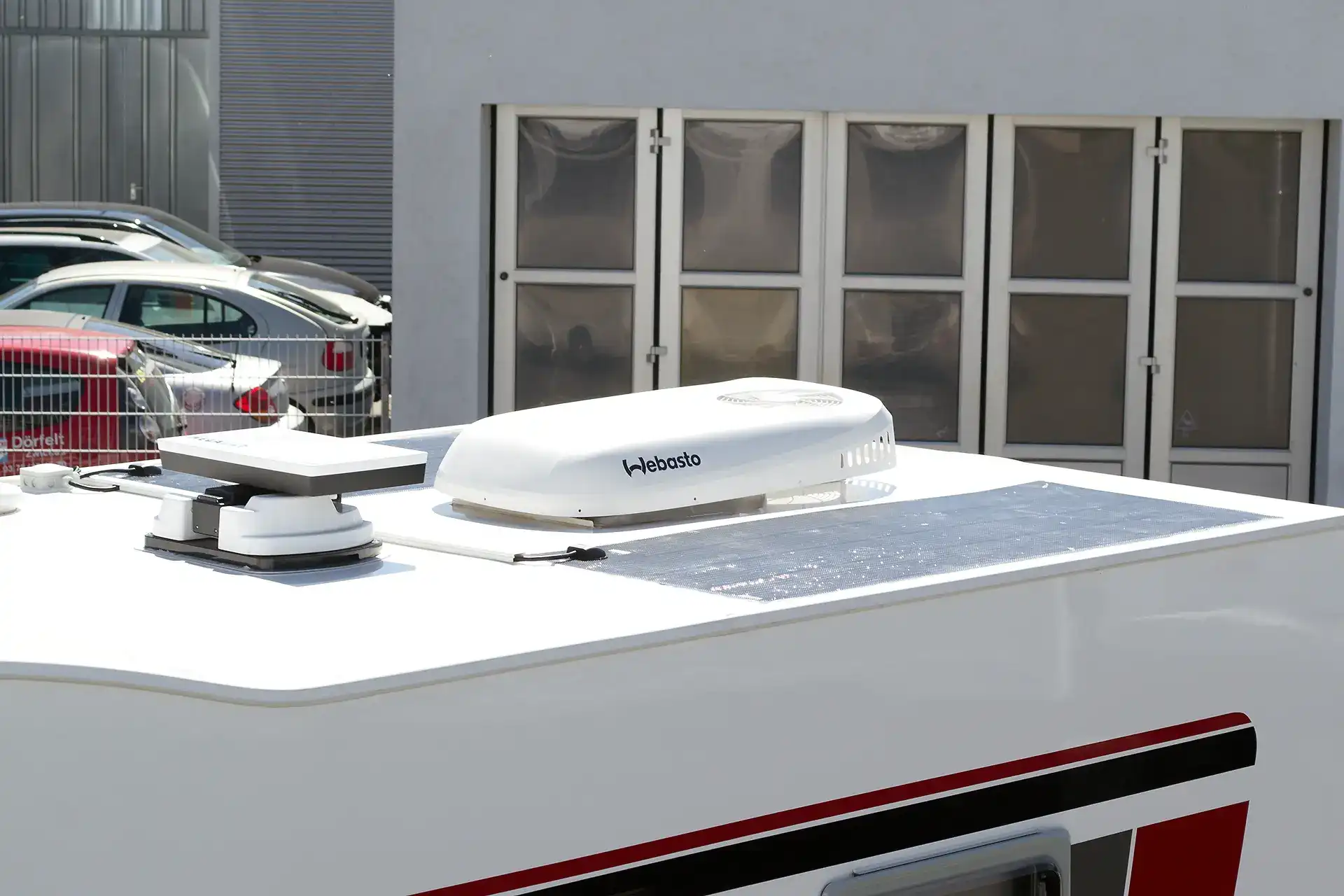 Webasto Cool Top Trail Dachklimaanlage für Camper und Wohnmobil nachrüsten professionelle Installation und Einbau bei DÖRFELT DIE WERKSTATT in Zwickau effiziente Klimaregelung für mobiles Reisen und Fahrzeugkomfort