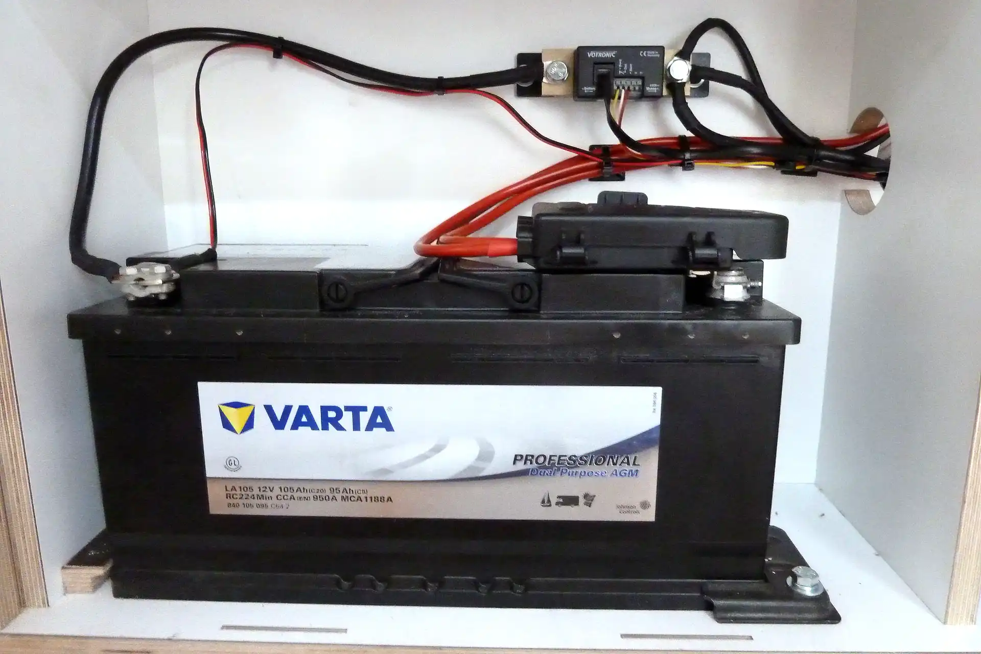 Zusatzbatterie von Varta fachgerecht installiert von DÖRFELT Fahrzeugtechnik mit Votronic Ladebooster – zuverlässige Zweitbatterie für Bordstrom und effizientes Energiemanagement im Sonderfahrzeug in der Zwickau Region