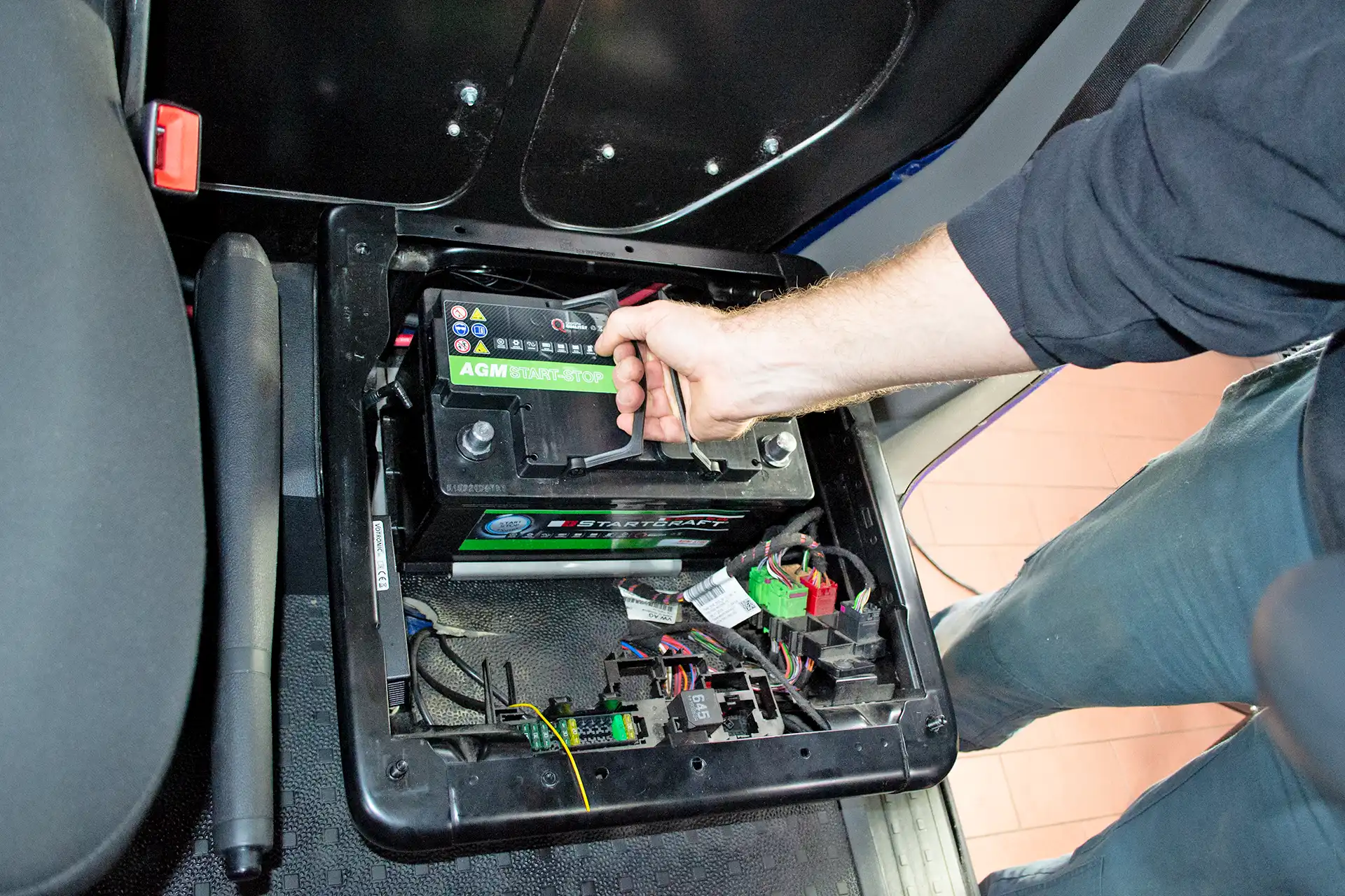 Zusatzbatterie im Auto professionell nachgerüstet – AGM-Aufbaubatterie in Untersitzmontage für zuverlässigen Bordstrom und effizientes Energiemanagement bei DÖRFELT in der Zwickau Region