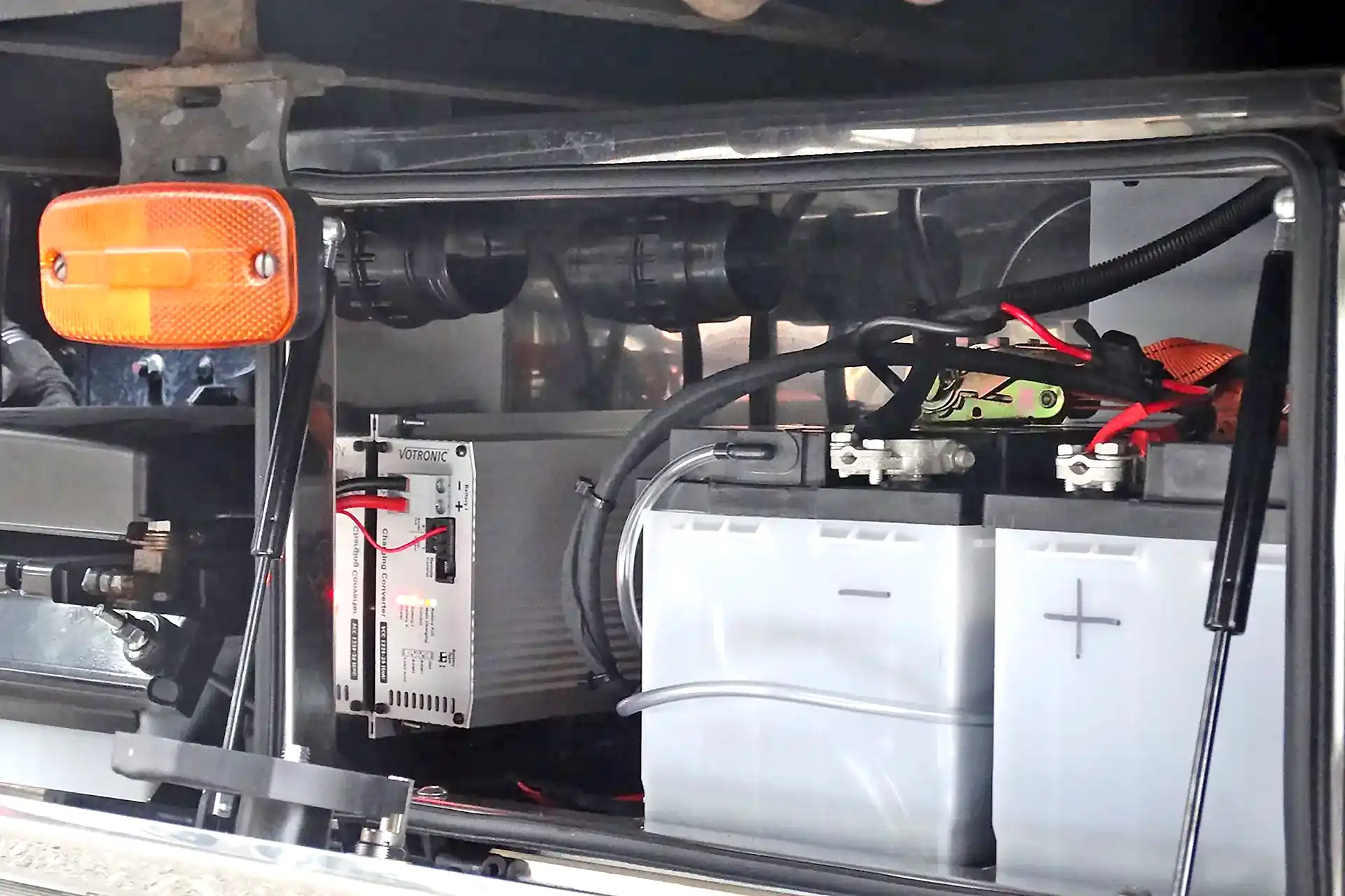 Professionell installierte Zusatzbatterie mit Votronic Ladebooster und Versorgungsbatterie für optimierten Bordstrom und effizientes Energiemanagement im Sonderfahrzeug in der Zwickau Region