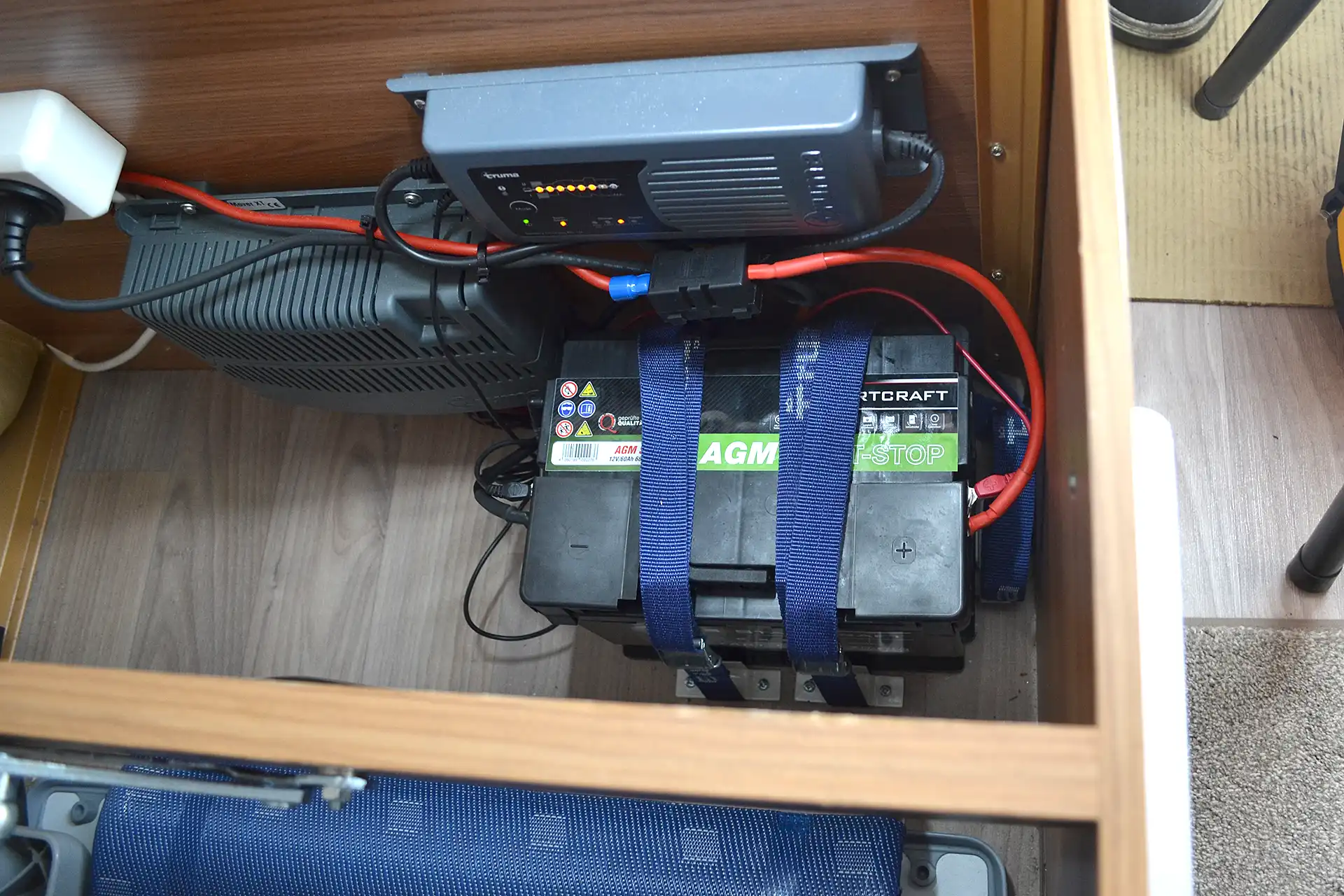 DÖRFELT - DIE WERKSTATT in Zwickau zeigt eine AGM Aufbaubatterie von STARTCRAFT für Wohnwagen Stauraum effiziente Energieversorgung und zuverlässige Stromversorgung unterwegs