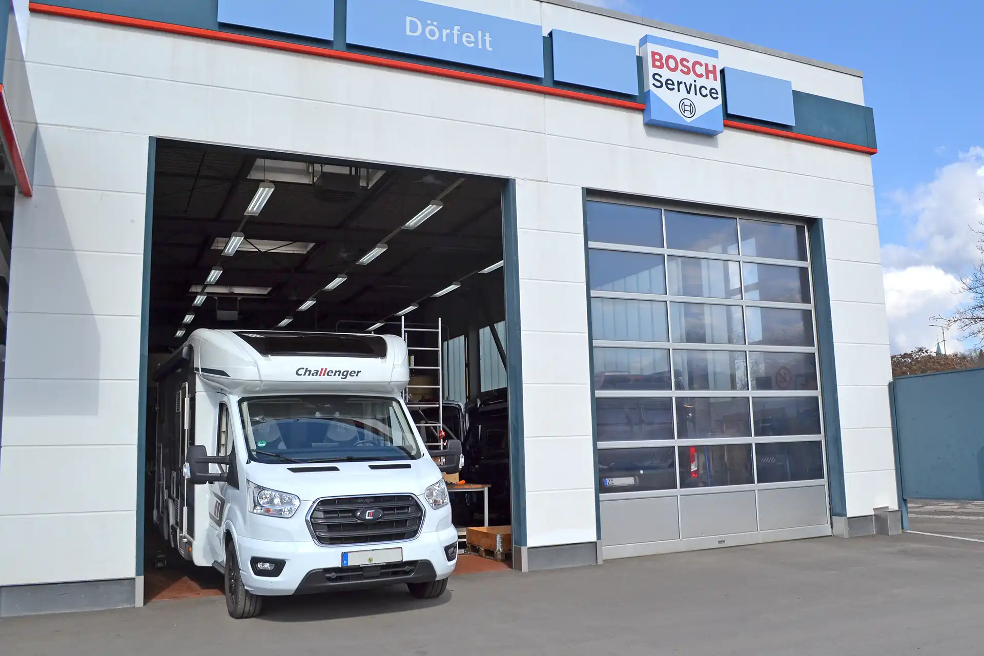 DÖRFELT - DIE WERKSTATT in Zwickau zeigt die Nachrüstung von Camper und Wohnmobil Elektrik mit Solartechnik Batterie Wartung und Dachklima für zuverlässige Energieversorgung und Komfort unterwegs