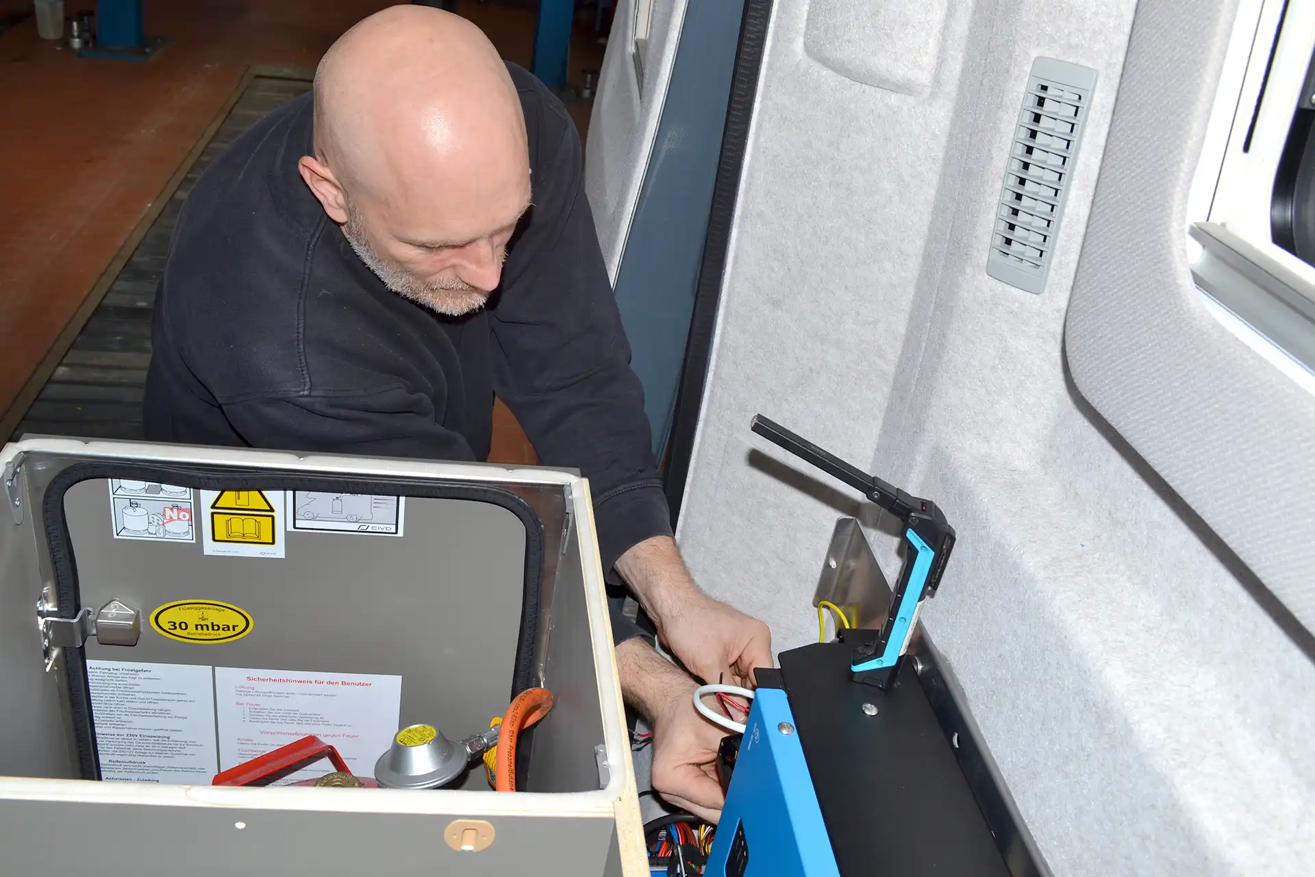 Einbau Wechselrichter Victron Energy im Wohnmobil Camper zur Umwandlung von Strom von 12V Gleichstrom in 230V Wechselstrom zuverlässige Bordstromversorgung und effiziente Energieumwandlung umgesetzt von DÖRFELT - DIE WERKSTATT in Zwickau für autarke Reisesysteme