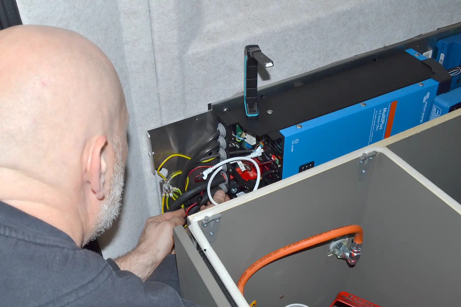 Einbau Wechselrichter Victron Energy im Wohnmobil Camper zur Umwandlung von Strom von 12V Gleichstrom in 230V Wechselstrom zuverlässige Bordstromversorgung und effiziente Energieumwandlung umgesetzt von DÖRFELT - DIE WERKSTATT in Zwickau für autarke Reisesysteme