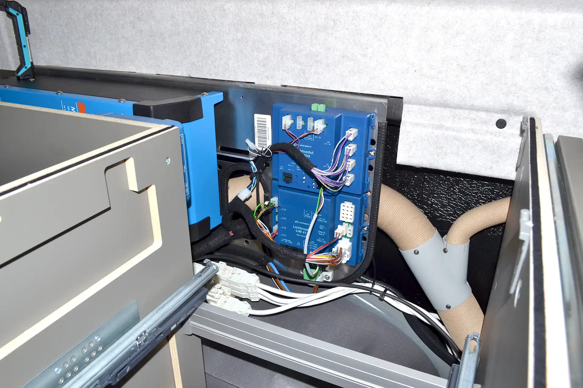 einbau-wechselrichter-umwandlung-strom-victron-energy-wohnmobil-camper-stromversorgung-3