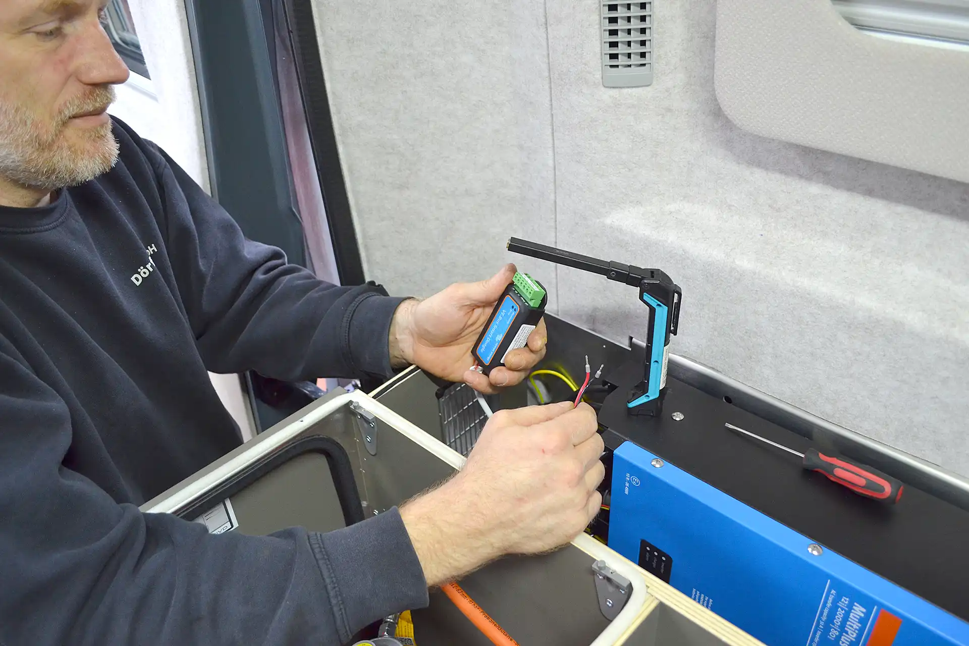 Einbau Wechselrichter Victron Energy im Wohnmobil Camper mit Smart Dongle Überwachung zur Umwandlung von 12V Gleichstrom in 230V Wechselstrom intelligente Fernüberwachung und effiziente Energieverwaltung umgesetzt von DÖRFELT - DIE WERKSTATT in Zwickau für autarke Stromversorgung und moderne Bordtechnik