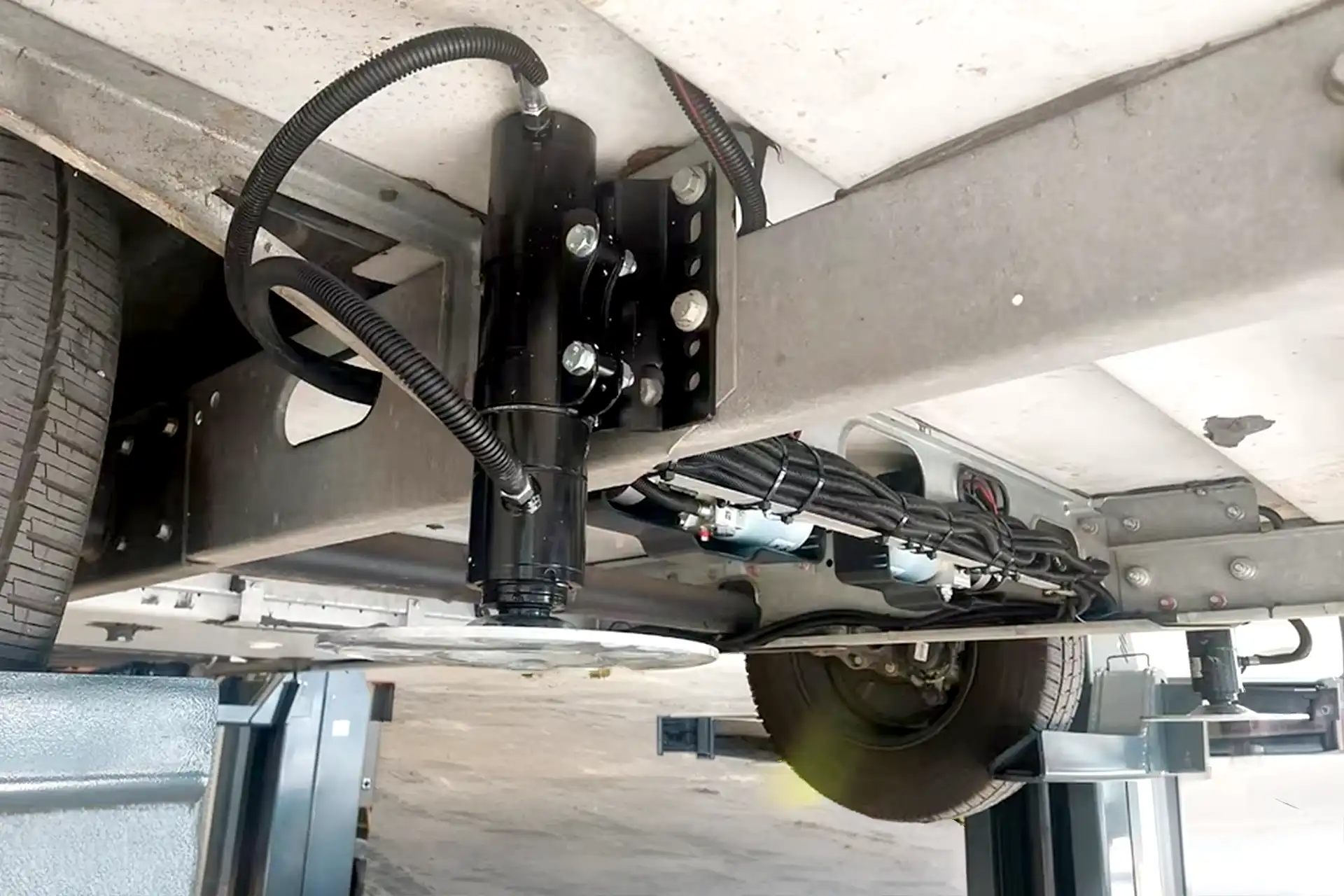 Hubstützen nachrüsten lassen in Zwickau bei DÖRFELT DIE WERKSTATT professionelle Fahrzeugtechnik für Wohnmobile und Wohnwagen zuverlässige Nachrüstung für mehr Stabilität Komfort und sicheres Nivellieren