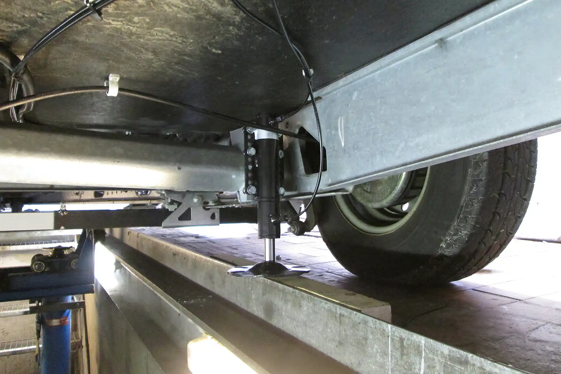 Hydraulische Hubstützen halbautomatisches Nivellieren und Stabilisieren mit Teleskopzylinder bei DÖRFELT DIE WERKSTATT in Zwickau professionelle Fahrzeugtechnik für Wohnmobile sichere Standfestigkeit und komfortable Ausrichtung