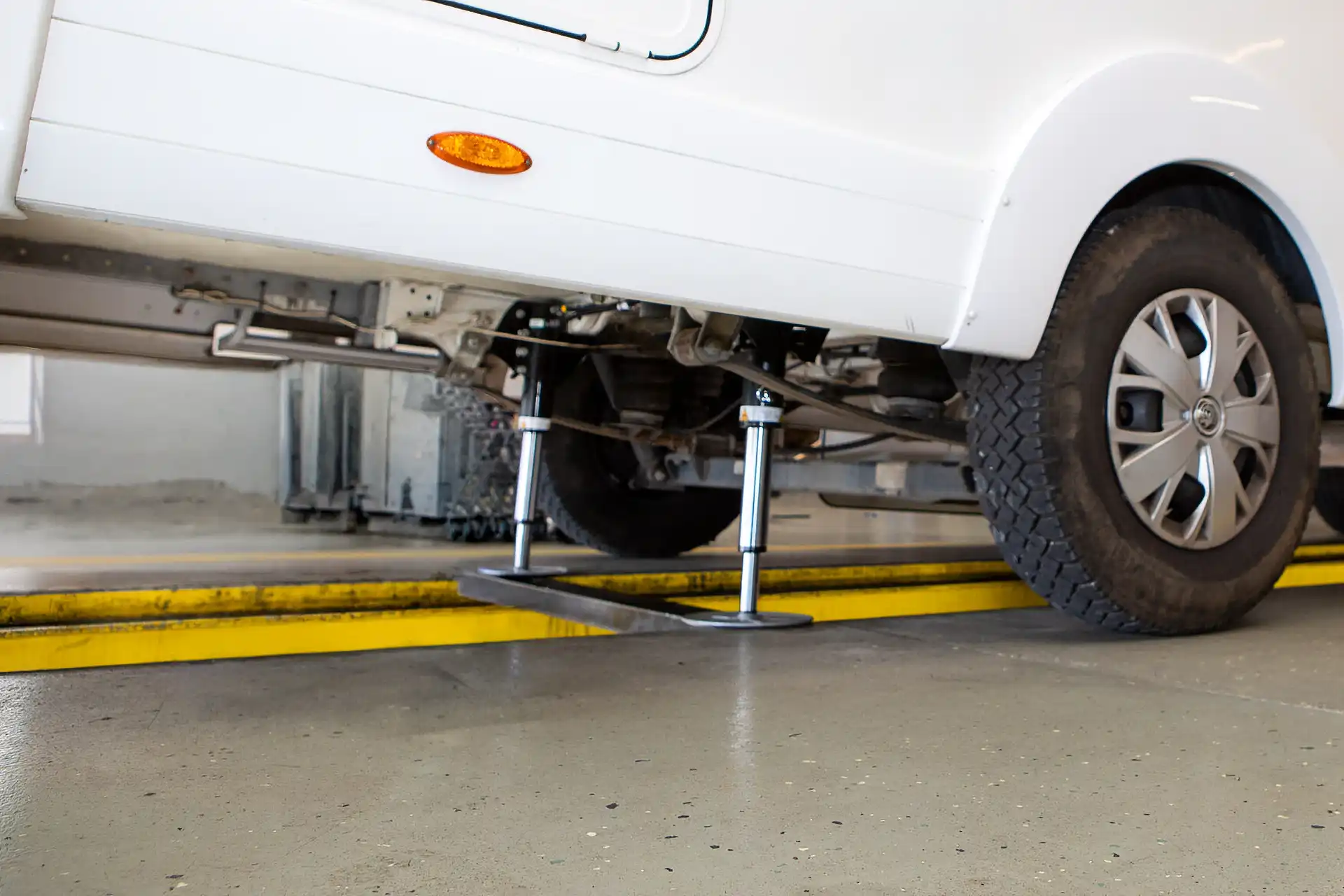 Hydraulische Hubstützenanlage für Wohnmobile und Wohnwagen nivelliert das Fahrzeug präzise und sorgt für optimale Stabilität bei DÖRFELT DIE WERKSTATT in Zwickau professionelle Nachrüstung und zuverlässige Fahrzeugtechnik für komfortables Camping