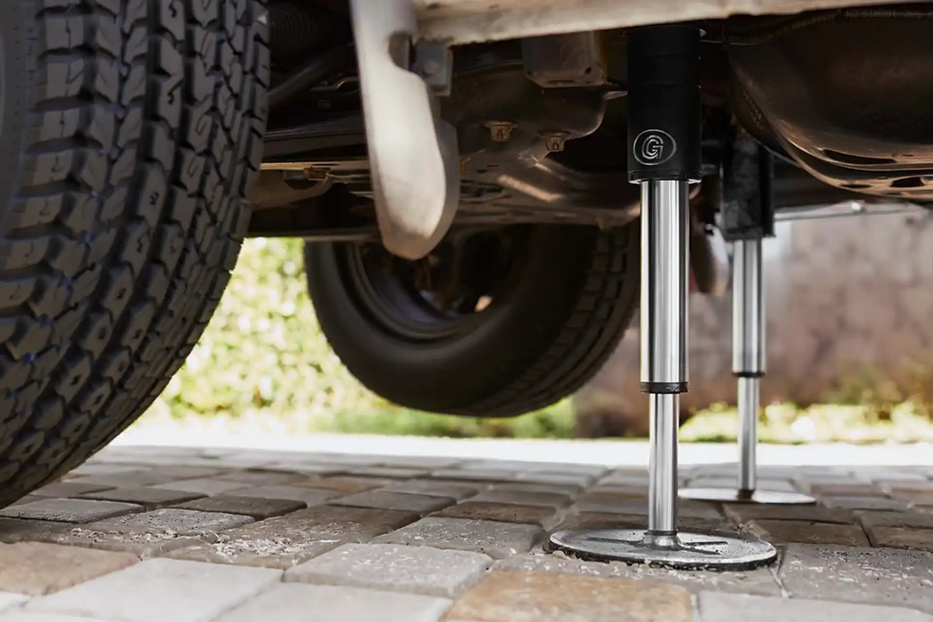 Hydraulische Hubstützenanlage für Wohnmobile und Wohnwagen sorgt für exaktes Nivellieren und maximale Stabilität des Fahrzeugs bei DÖRFELT DIE WERKSTATT in Zwickau hochwertige Nachrüstung moderne Fahrzeugtechnik und komfortable Ausrichtung auf jedem Stellplatz