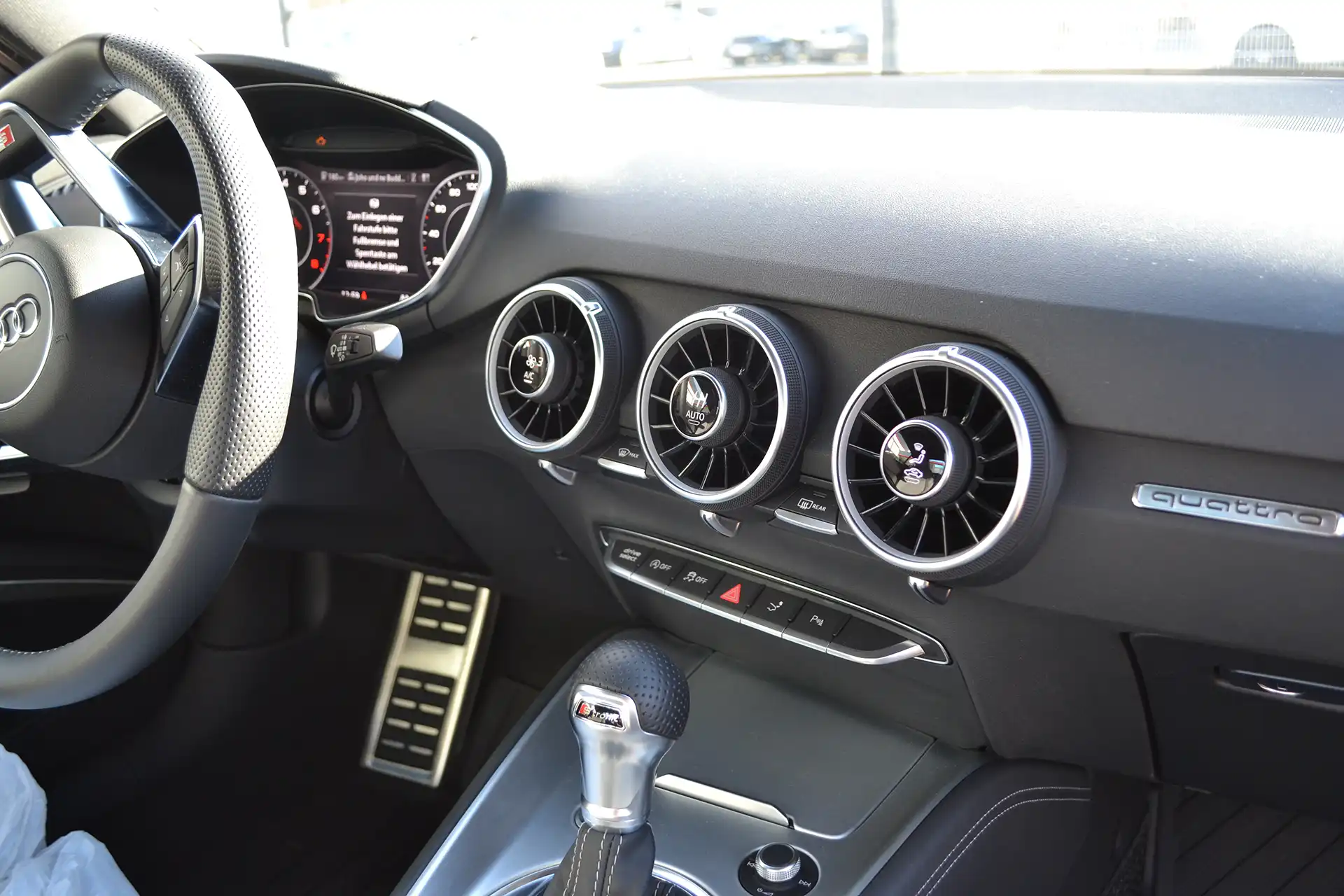 KFZ Klimaanlage warten lassen für effiziente Kühlung im Sommer bei DÖRFELT DIE WERKSTATT in Zwickau fachgerechter Klimaservice für starke Kühlleistung frische Luft im Fahrzeug und zuverlässige Funktion der Auto Klimaanlage