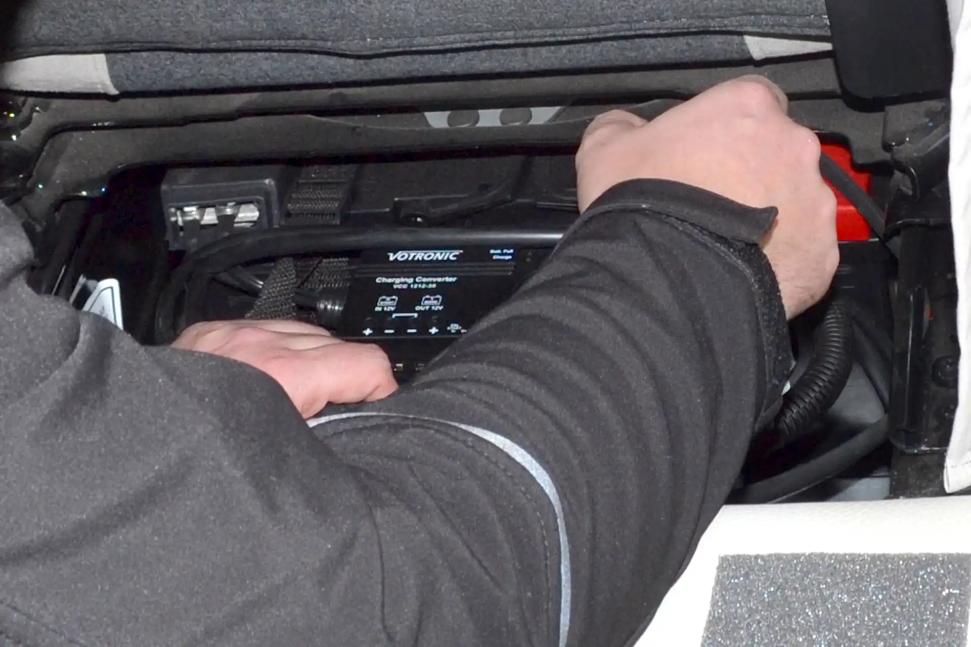 Ladebooster Einbau Votronic Ladewandler VCC1212 30 effizientes Laden der Bordbatterie im Camper und Wohnmobil bei DÖRFELT DIE WERKSTATT in Zwickau professionelle Installation moderne Fahrzeugtechnik zuverlässige Stromversorgung für Reisemobile