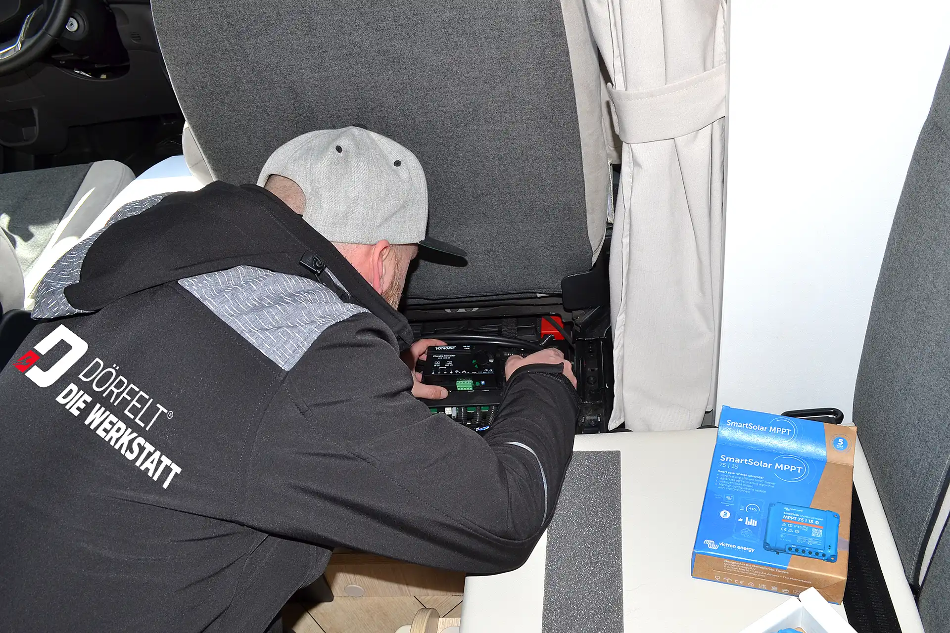 Ladebooster Einbau Votronic Ladewandler VCC1212 30 effizientes Laden der Bordbatterie im Camper und Wohnmobil bei DÖRFELT DIE WERKSTATT in Zwickau professionelle Installation moderne Fahrzeugtechnik zuverlässige Stromversorgung für Reisemobile