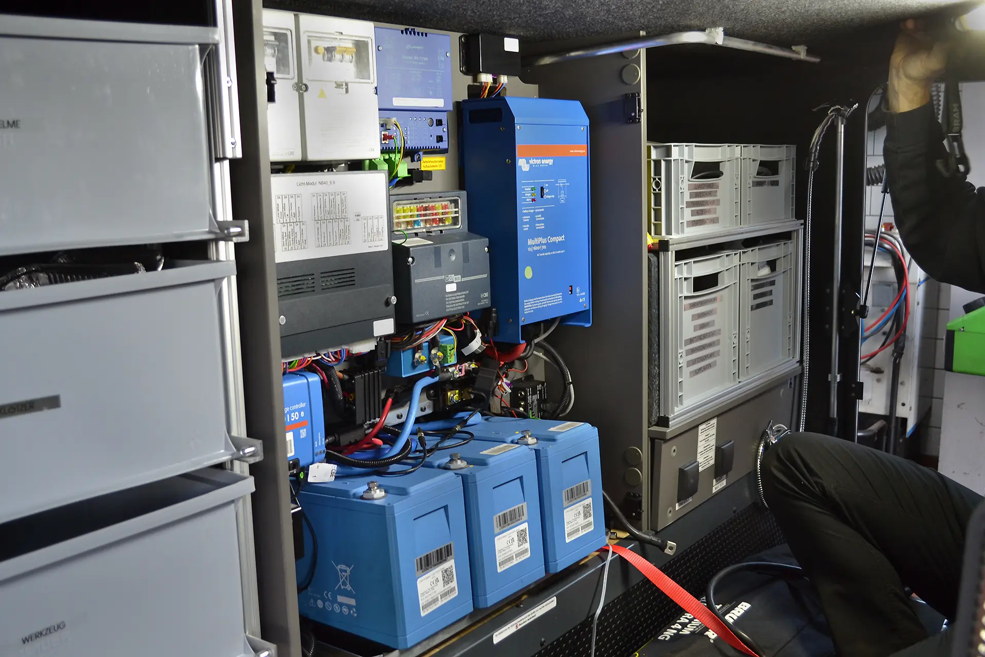 Ladebooster Wechselrichter Victron Ladegerät Multiplus für Sonderfahrzeugbau bei DÖRFELT DIE WERKSTATT in Zwickau leistungsstarke Energieversorgung mobile Stromlösung hochwertige Bordtechnik Installation und Ausbau für Reisefahrzeuge und Nutzfahrzeuge