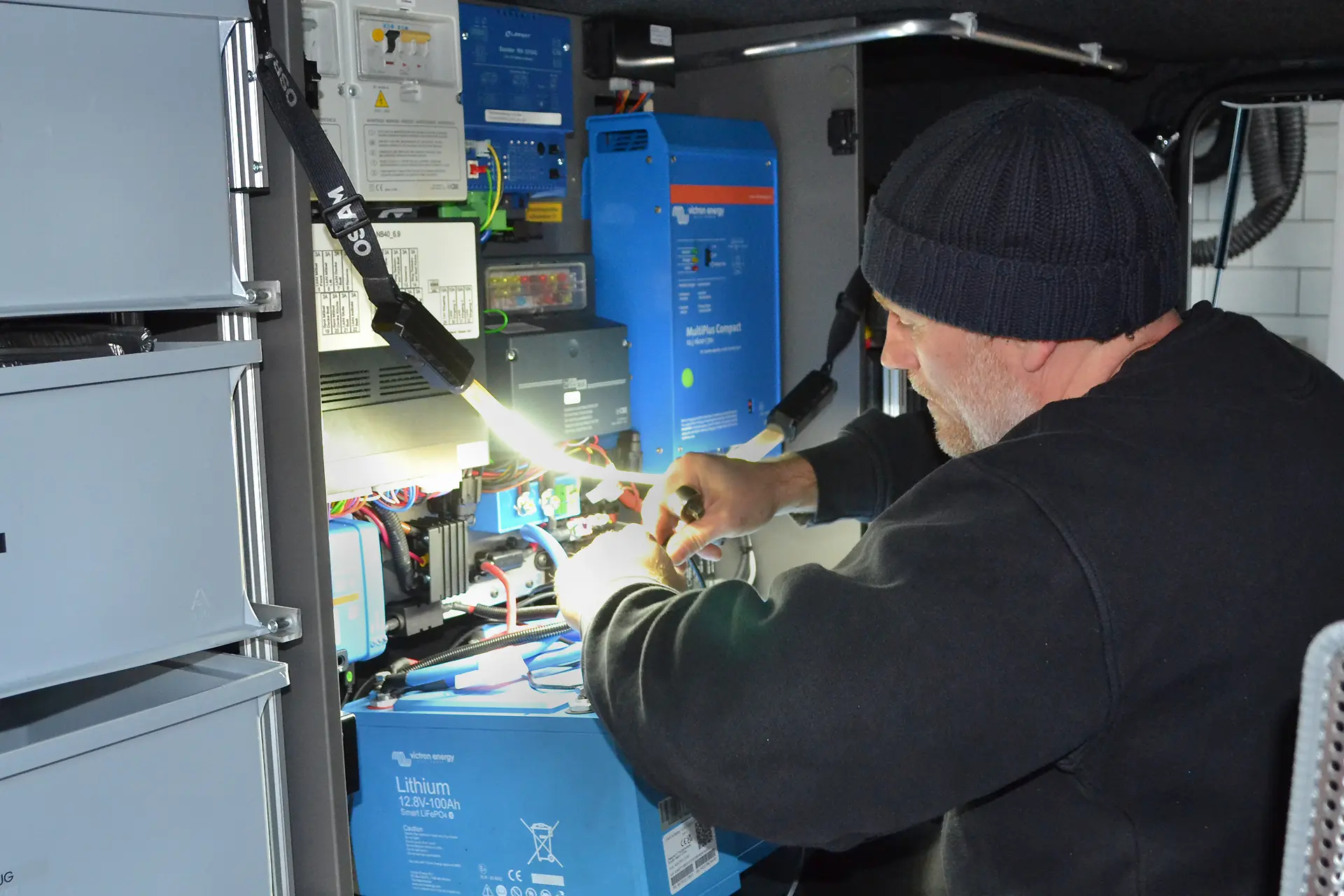 Ladebooster Wechselrichter Victron Ladegerät Multiplus für Sonderfahrzeugbau bei DÖRFELT DIE WERKSTATT in Zwickau leistungsstarke Energieversorgung mobile Stromlösung hochwertige Bordtechnik Installation und Ausbau für Reisefahrzeuge und Nutzfahrzeuge