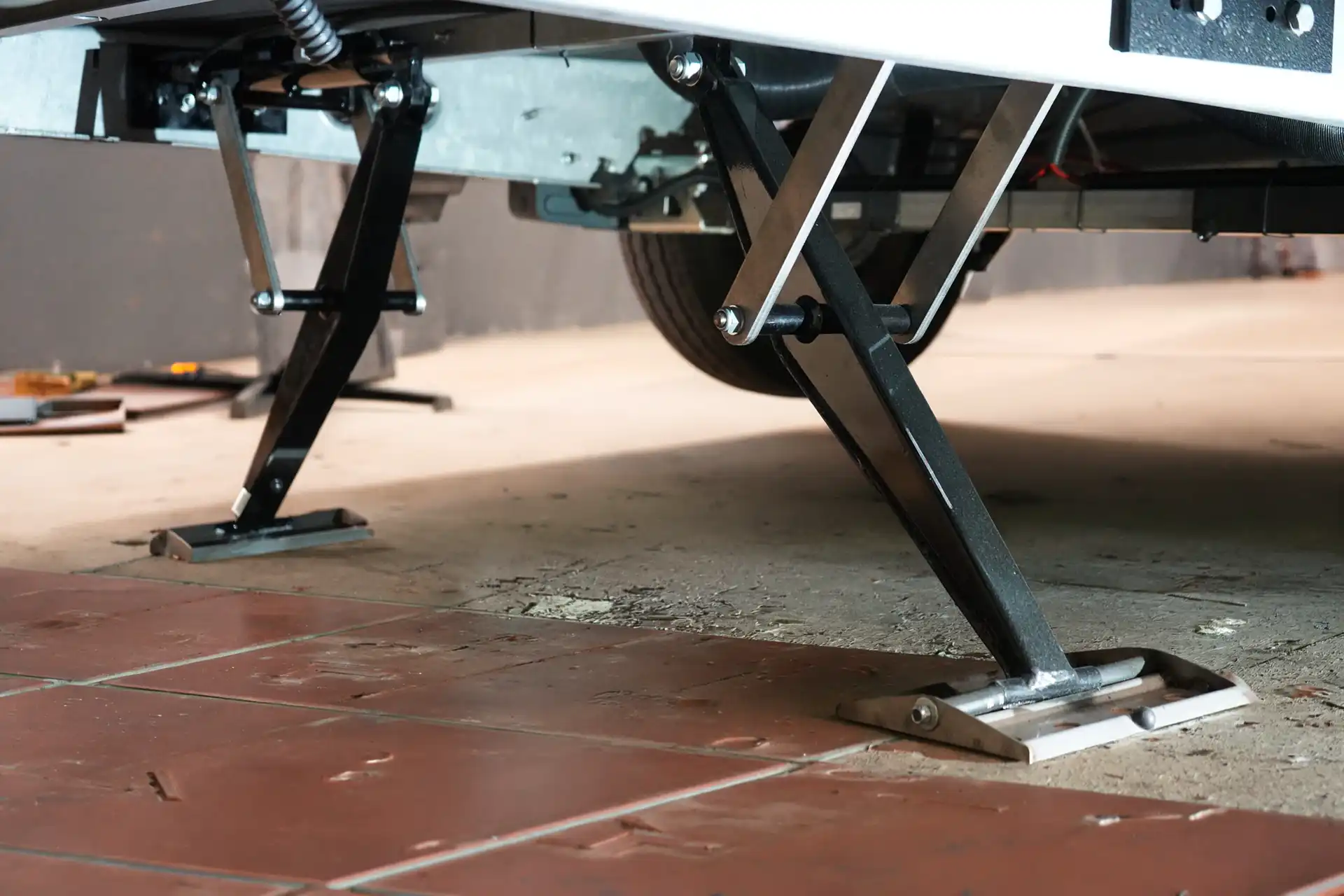 Mechanische Scherenstütze manuelle Stütze zum Ausrichten und Stabilisieren von Wohnmobilen und Wohnwagen bei DÖRFELT DIE WERKSTATT in Zwickau robuste Fahrzeugtechnik für sicheren Stand und zuverlässige Nivellierung