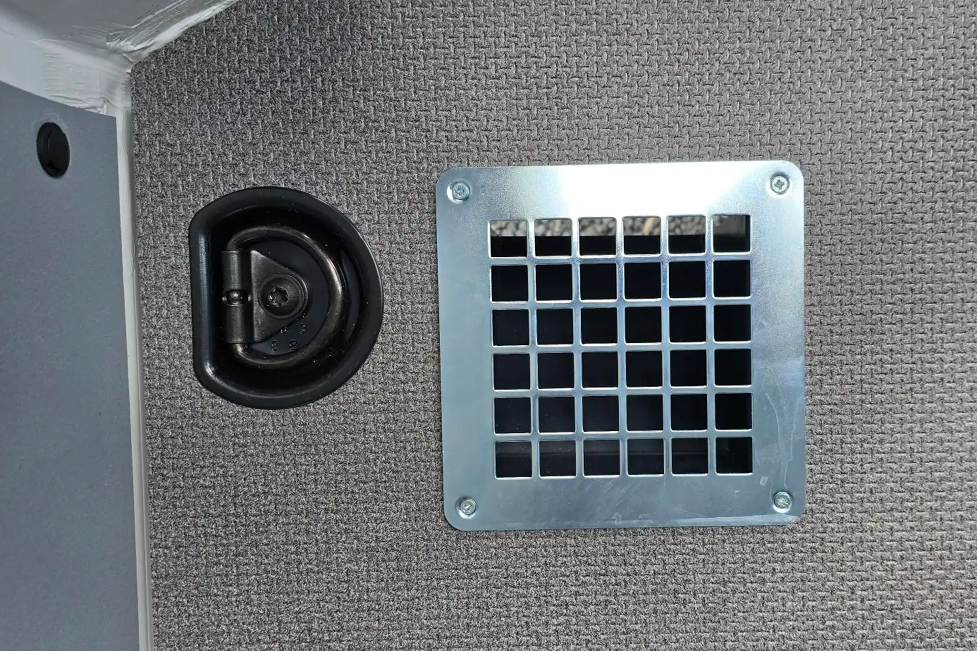 Quadratisches Lüftungsgitter aus Metall robuster Sortimo Bodenlüfter für Nutzfahrzeuge effiziente Belüftung und Entlüftung langlebige Verarbeitung von DÖRFELT DIE WERKSTATT in Zwickau professionelle Fahrzeugoptimierung stabile Luftzirkulation im Innenraum