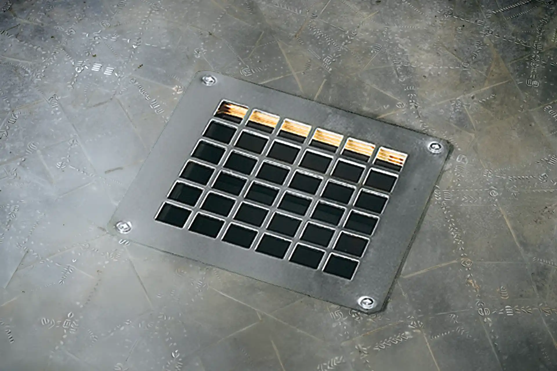 Quadratisches Lüftungsgitter aus Metall robuster Sortimo Bodenlüfter für Nutzfahrzeuge effiziente Belüftung und Entlüftung langlebige Verarbeitung von DÖRFELT DIE WERKSTATT in Zwickau professionelle Fahrzeugoptimierung stabile Luftzirkulation im Innenraum