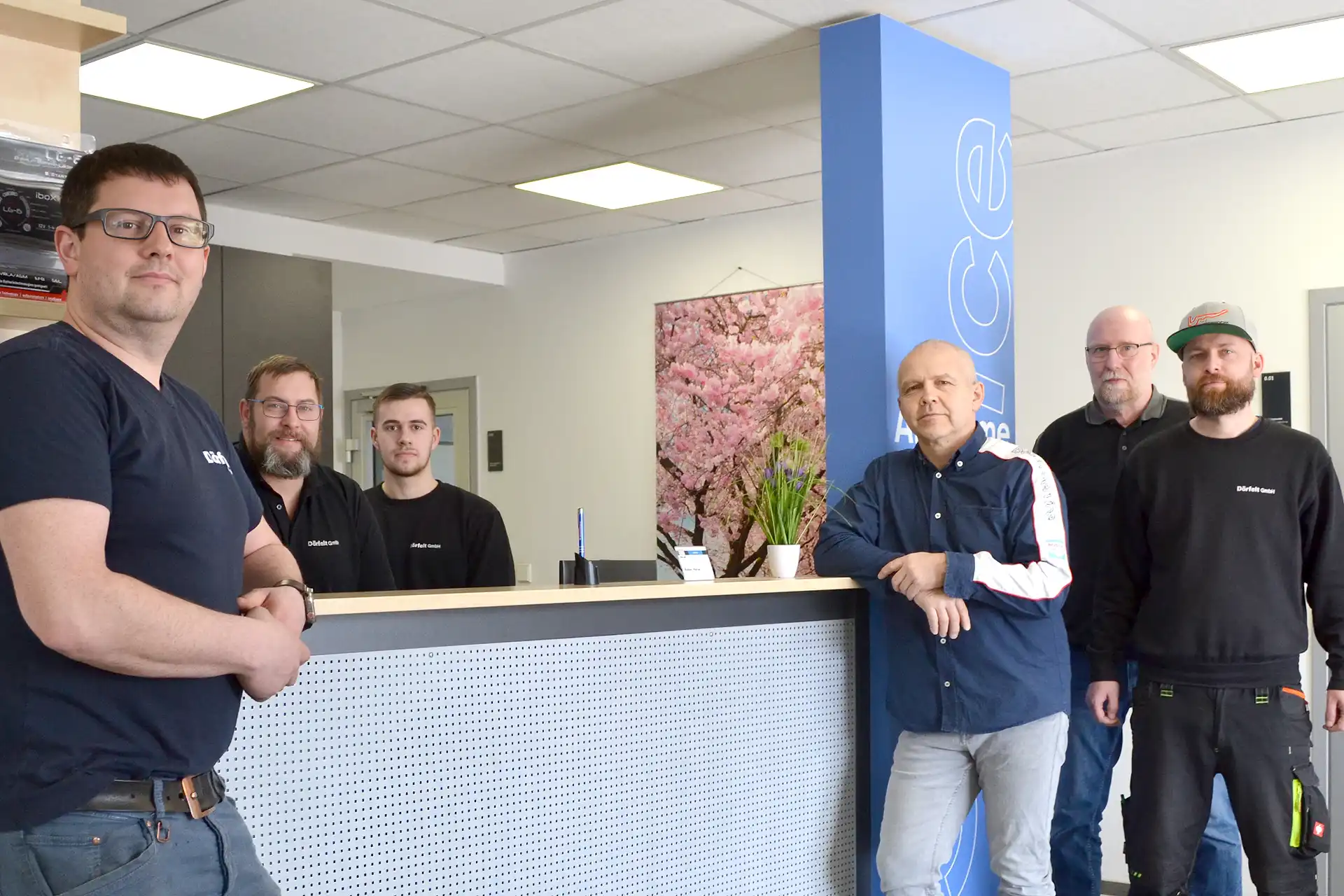 service-team-meister-doerfelt-die-werkstatt-kompetente-mitarbeiter-beratung-verkauf-service Service Team und Kfz Meister von DÖRFELT - DIE WERKSTATT in Zwickau kompetente Mitarbeiter für persönliche Beratung Verkauf und professionellen Werkstattservice zuverlässige Ansprechpartner für Fahrzeugwartung Reparatur Nachrüstung und individuelle Mobilitätslösungen rund ums Auto und Wohnmobil