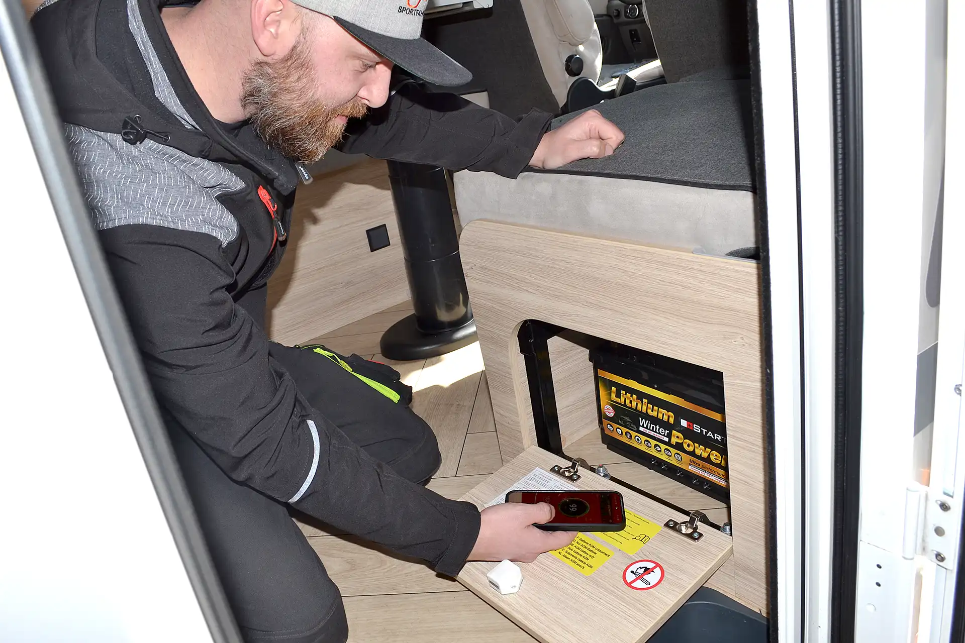 DÖRFELT - DIE WERKSTATT in Zwickau zeigt den Einbau einer StartCraft Lithium Power Zusatzbatterie für Caravan und Wohnmobil Untersitzmontage inklusive App Überwachung für zuverlässige mobile Stromversorgung