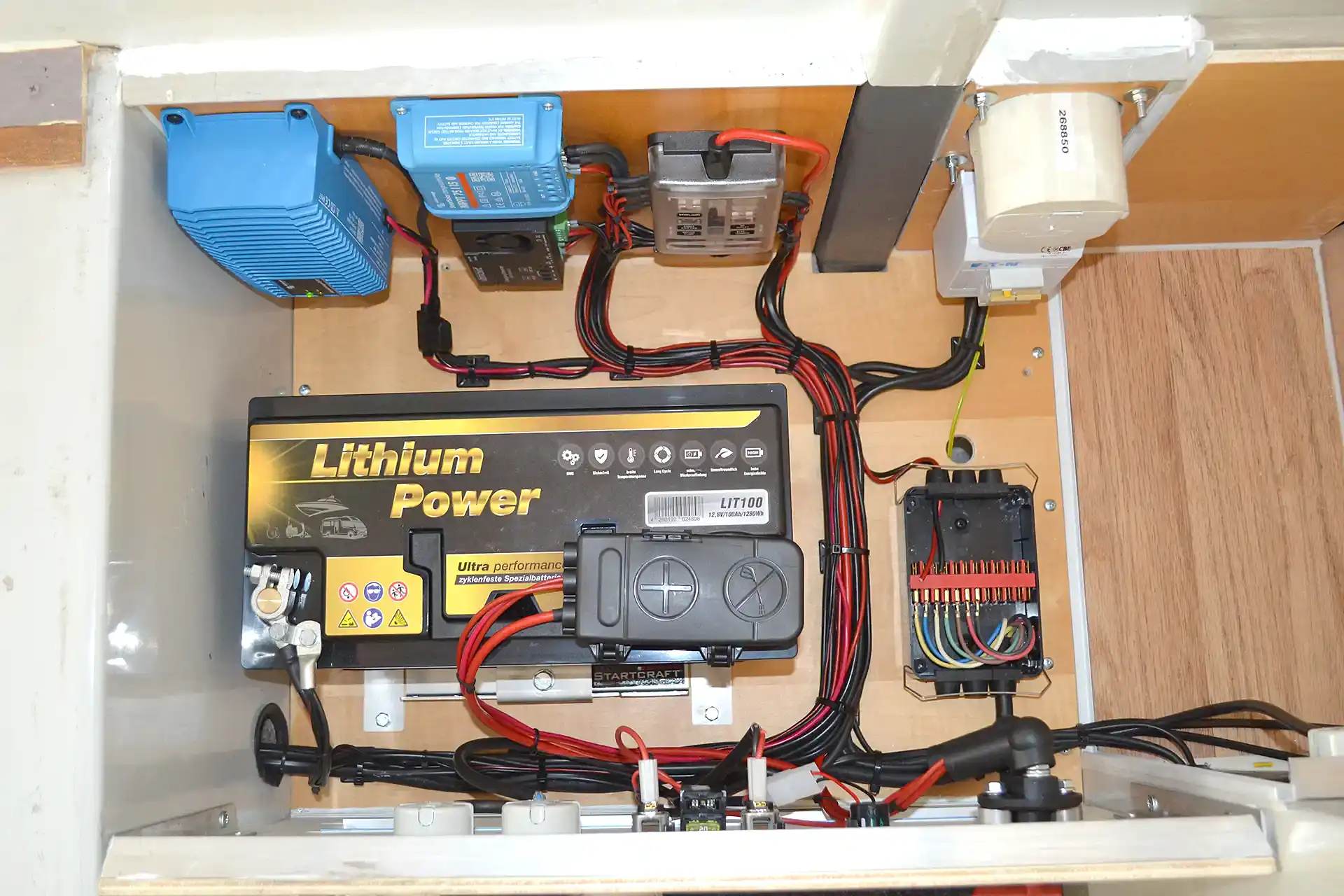 DÖRFELT - DIE WERKSTATT in Zwickau präsentiert das StartCraft Lithium Power Batteriesystem mit hohen Energiereserven für Camper Wohnmobile und mobile Stromversorgung