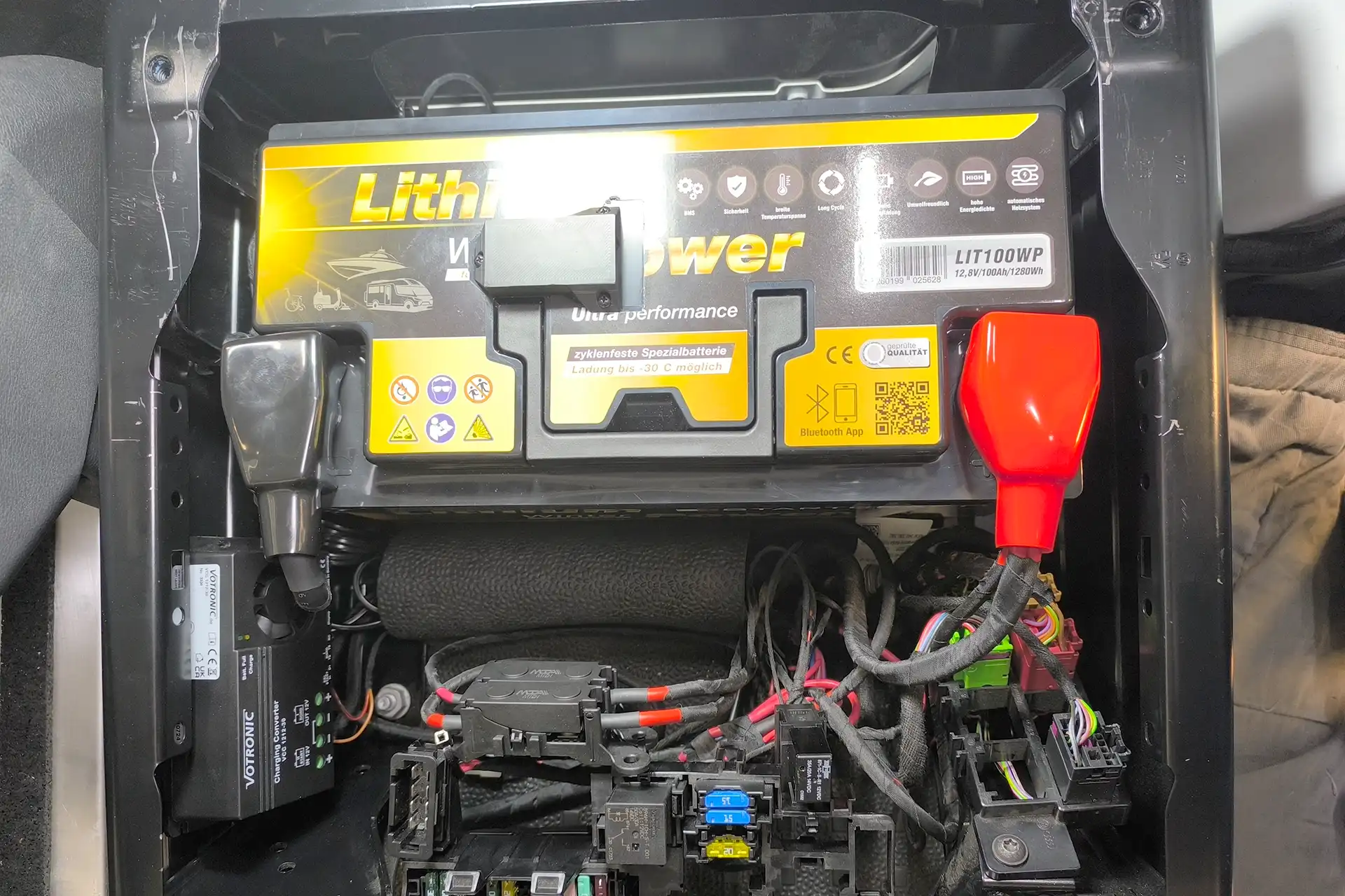 DÖRFELT - DIE WERKSTATT in Zwickau zeigt eine Versorgungsbatterie LiFePO4 100Ah für Wohnmobile Untersitzmontage mit integriertem BMS und Bluetooth zur Überwachung für zuverlässige mobile Stromversorgung