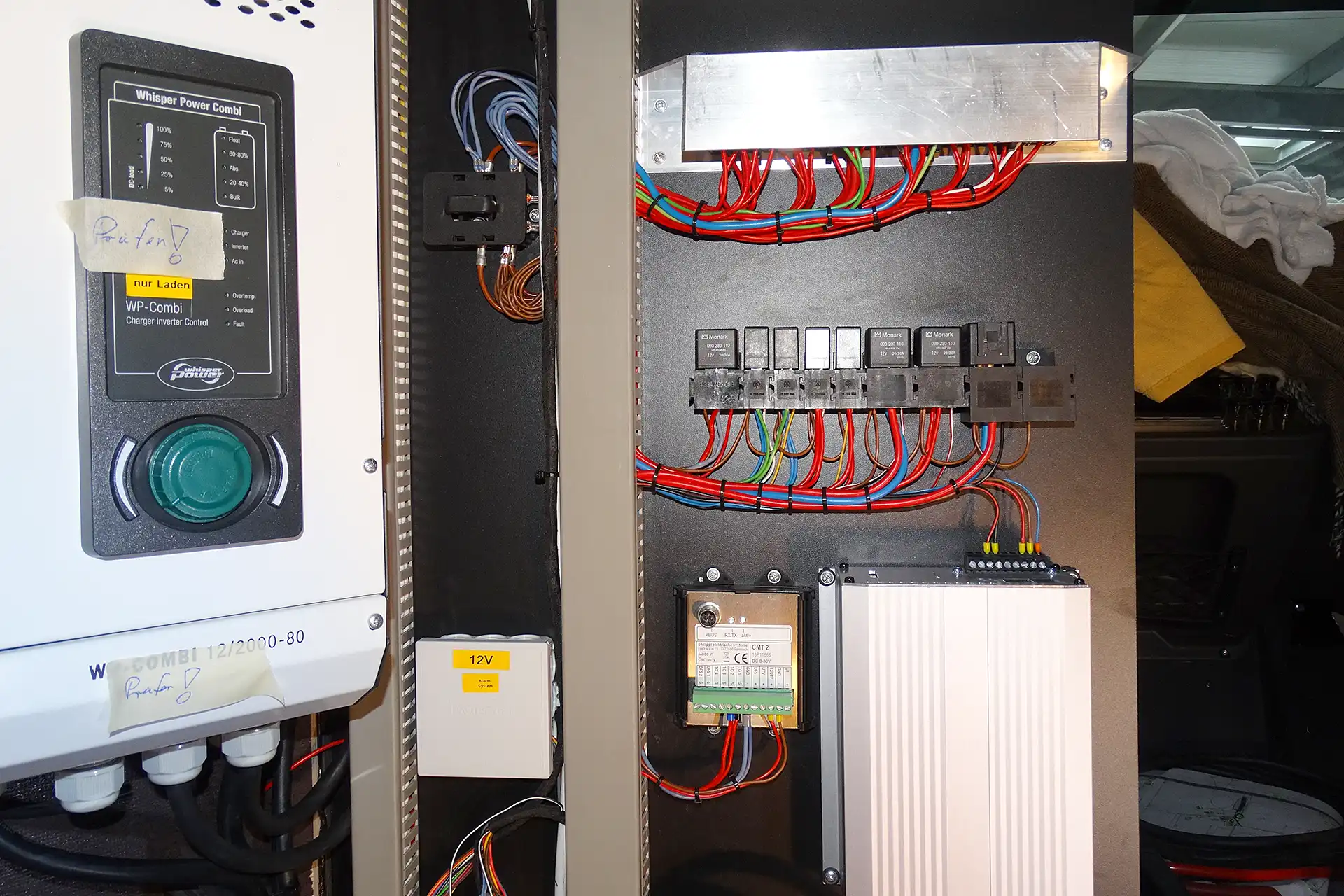 Victron Energy MultiPlus 12 2000 80 Kombigerät Sinus Wechselrichter wandelt 12V Gleichstrom in 230V Wechselstrom mit integriertem Batterieladegerät und intelligenter Netzumschaltung ideale Lösung für Wohnmobil Solaranlage und autarke Energiesysteme installiert von DÖRFELT - DIE WERKSTATT in Zwickau für zuverlässige Stromversorgung und effizientes Energiemanagement