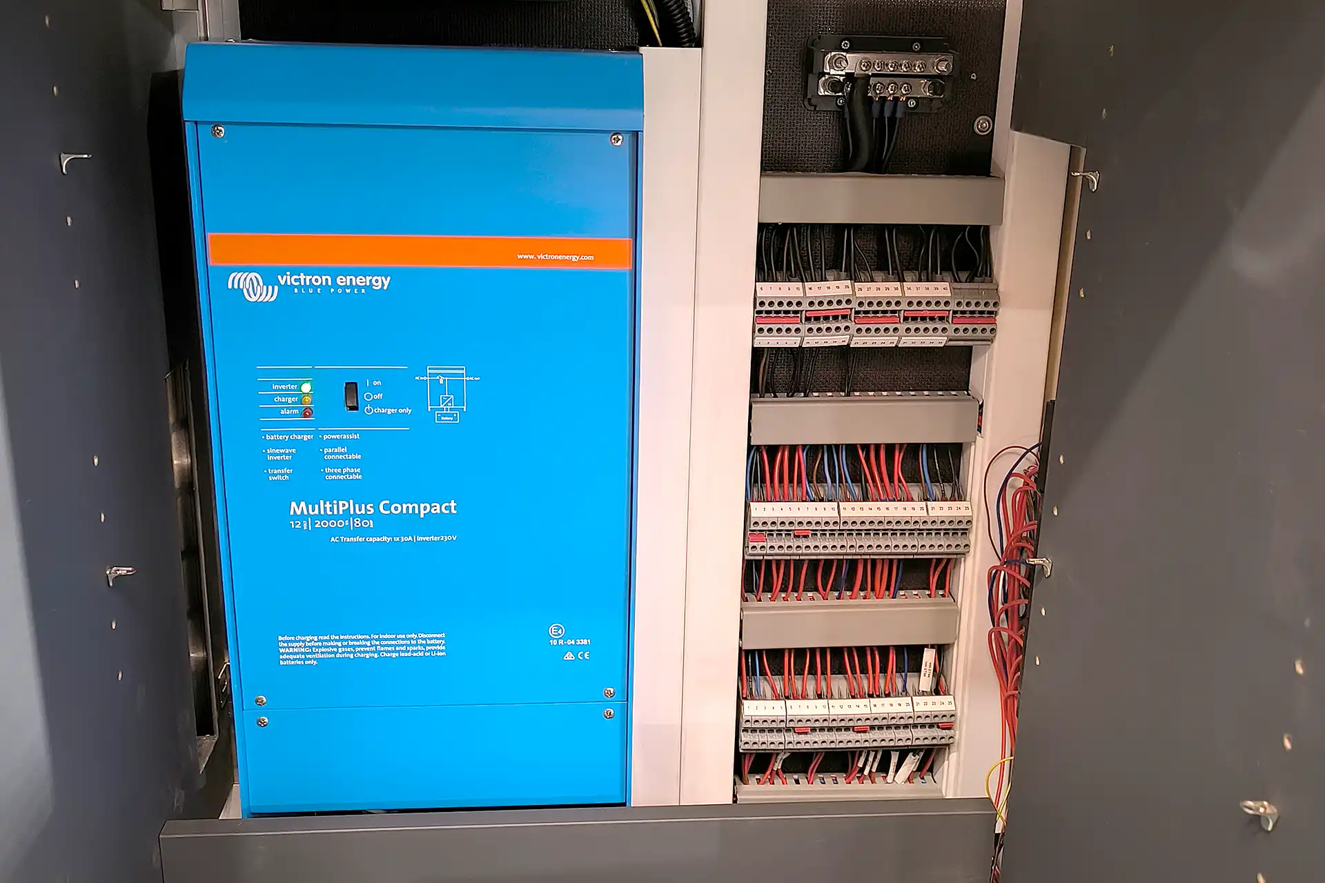 Victron Energy MultiPlus Compact Wechselrichter Ladegerät 12V 2000VA 80A leistungsstarke Energieversorgung für Wohnmobil Solaranlage und autarke Stromsysteme fachgerecht installiert von DÖRFELT - DIE WERKSTATT in Zwickau hochwertige Inverter Technik mit integriertem Batterieladegerät und Netzumschaltung für zuverlässige Stromversorgung