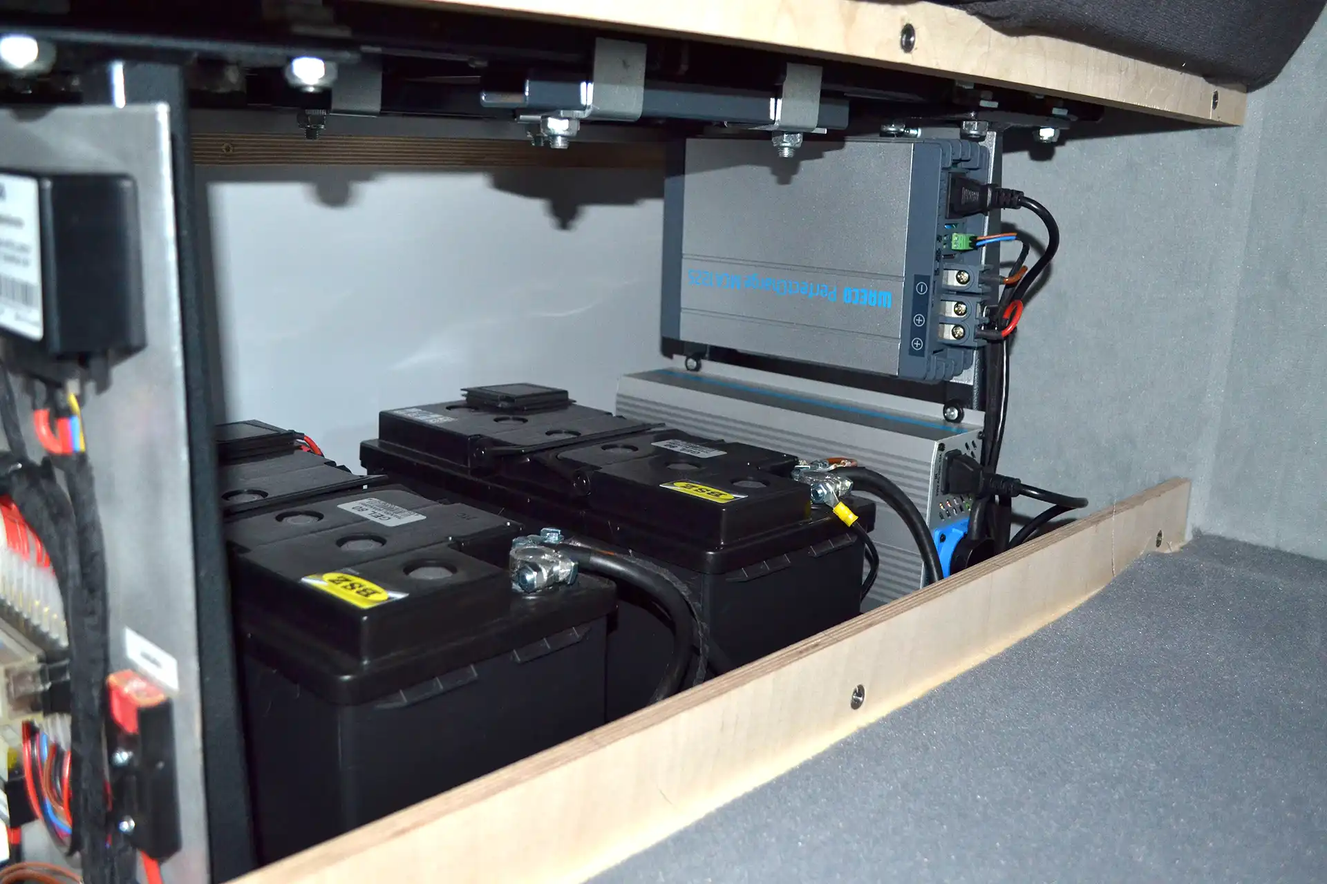 DÖRFELT - DIE WERKSTATT in Zwickau zeigt die Nachrüstung von zwei Aufbaubatterien mit Wechselrichter für Wohnmobile professionelle Energieversorgung und mobile Stromlösung