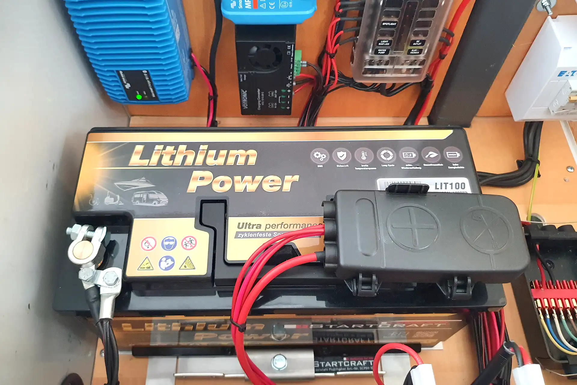 DÖRFELT - DIE WERKSTATT in Zwickau zeigt Zusatzbatterien für Caravan und Wohnmobil mit hoher Gewichtsersparnis Lithium Batterien wiegen nur ein Drittel im Vergleich zu Blei Säure Batterien