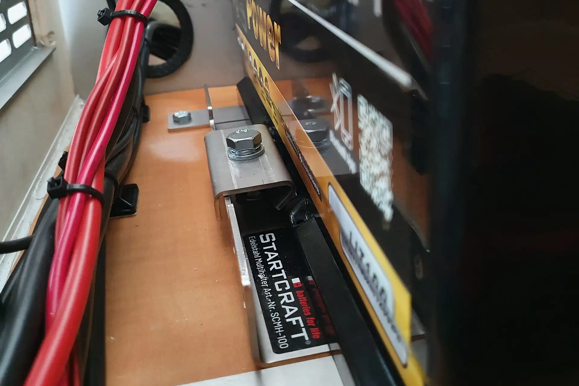 DÖRFELT - DIE WERKSTATT in Zwickau zeigt die Nachrüstung einer Zusatzbatterie mit Universalhalter für Startcraft Batterien professionelle Montage und Fahrzeugstromversorgung