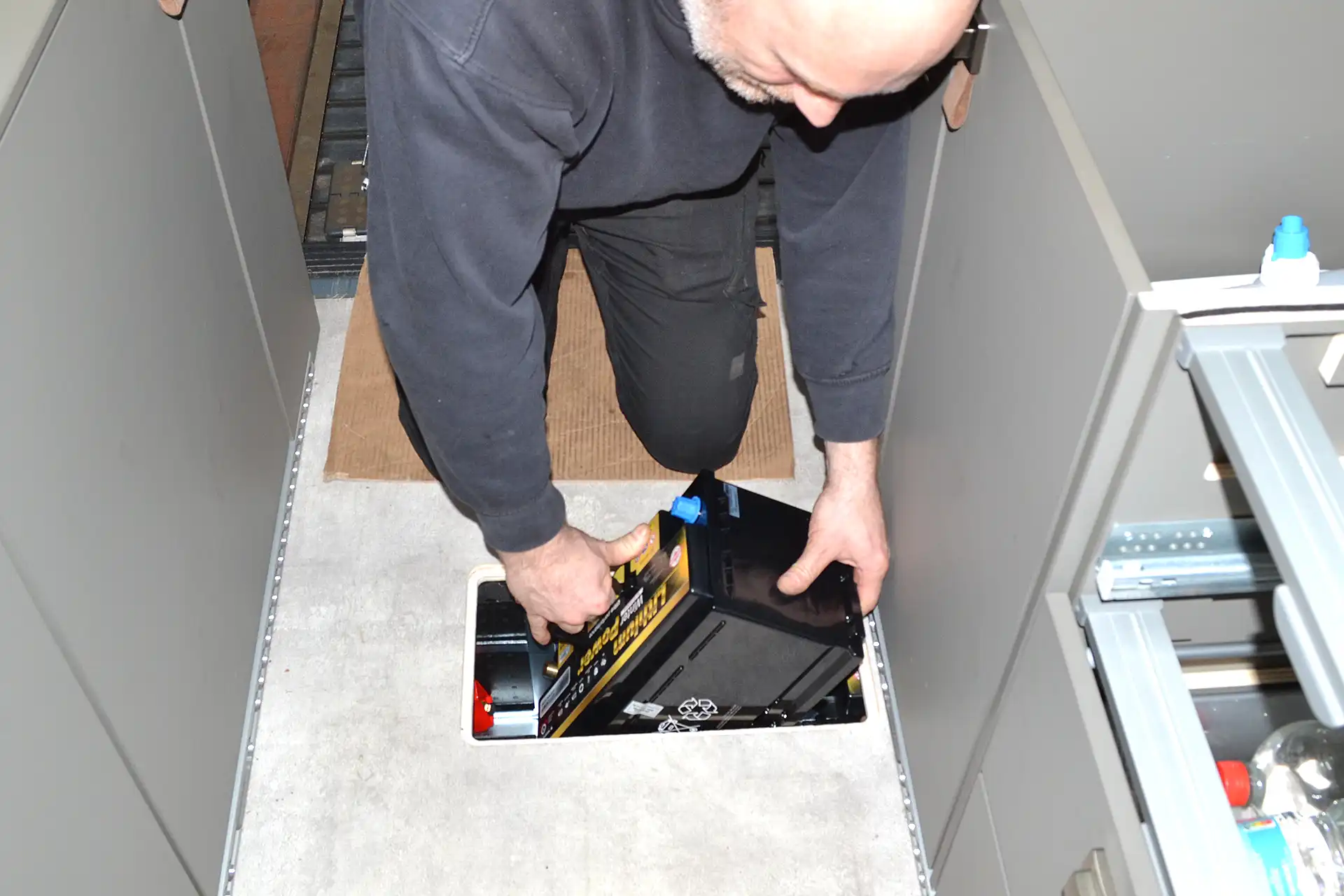 DÖRFELT - DIE WERKSTATT in Zwickau zeigt die Kopplung mehrerer Zusatzbatterien zur Erhöhung von Spannung und Kapazität zur Stromversorgung für Fahrzeuge, Boote oder mobile Energieanlagen