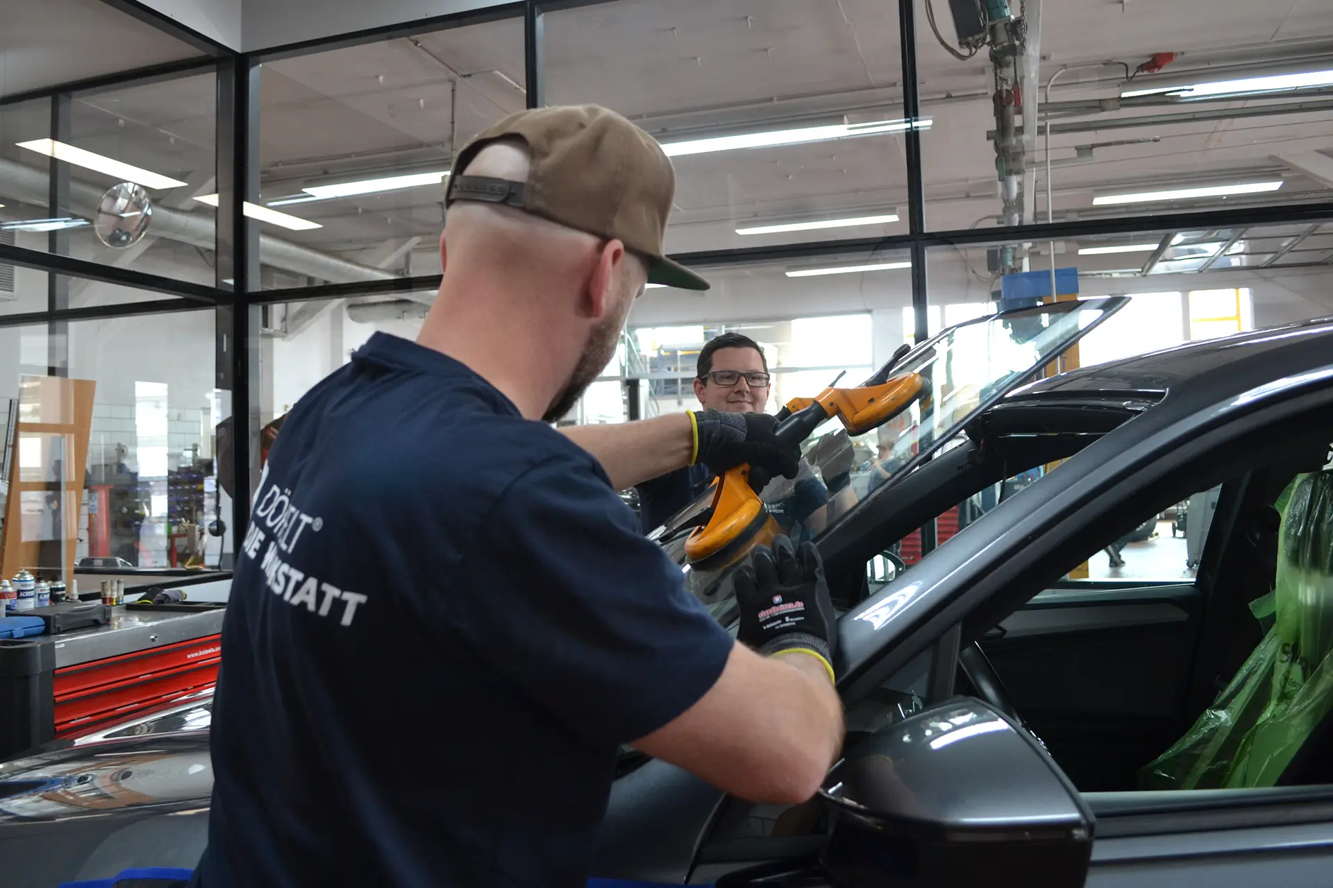 Autoglas Service und Scheibenreparatur bei DÖRFELT - DIE WERKSTATT in Zwickau schnelle Hilfe bei Steinschlag Riss und Glasschäden fachgerechte Windschutzscheiben Reparatur oder Scheibentausch für klare Sicht und maximale Sicherheit im Straßenverkehr