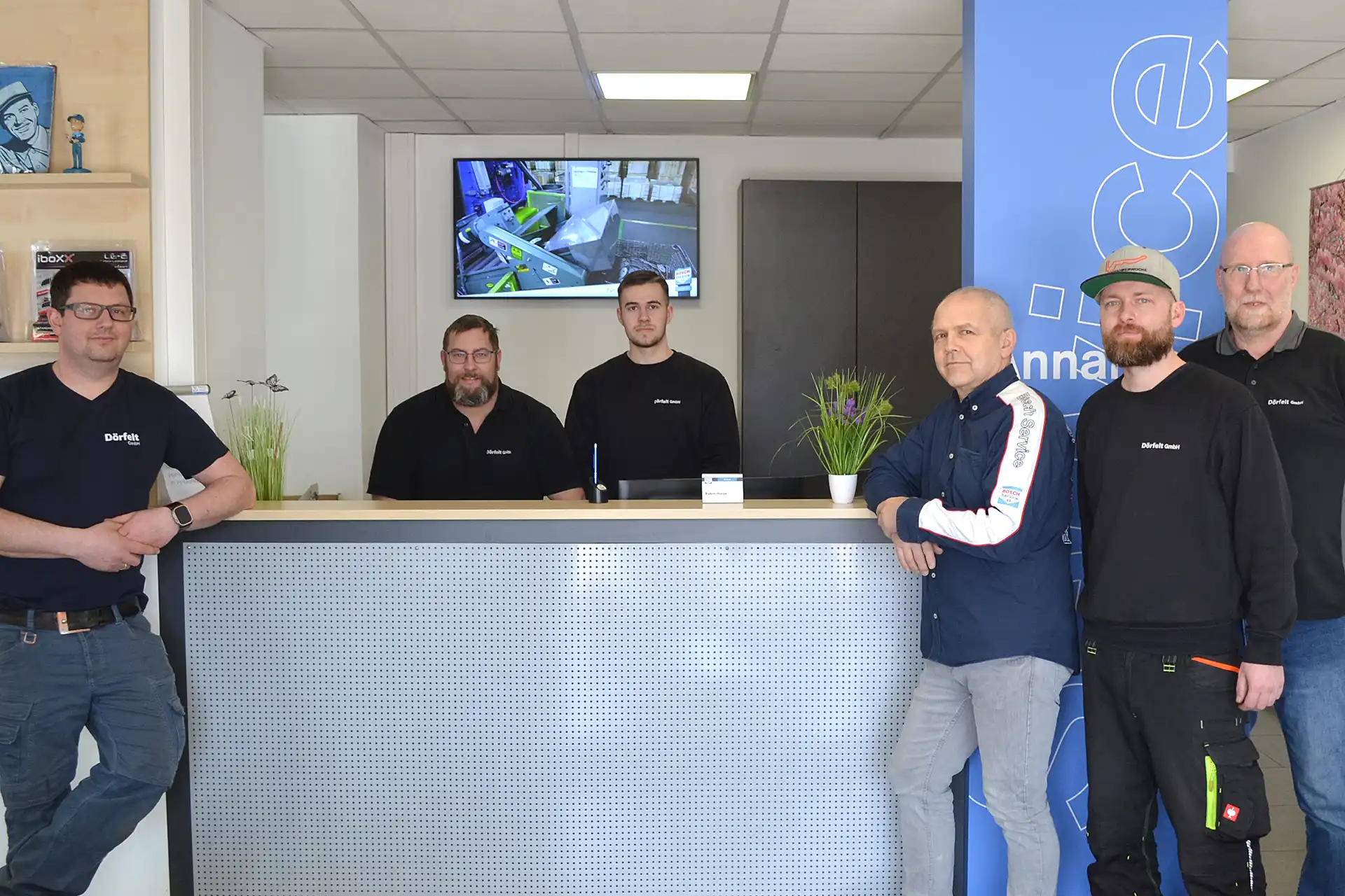 Service Team und Kfz Meister von DÖRFELT - DIE WERKSTATT in Zwickau kompetente Mitarbeiter für persönliche Beratung Verkauf und professionellen Werkstattservice zuverlässige Ansprechpartner für Fahrzeugwartung Reparatur Nachrüstung und individuelle Mobilitätslösungen rund ums Auto und Wohnmobil