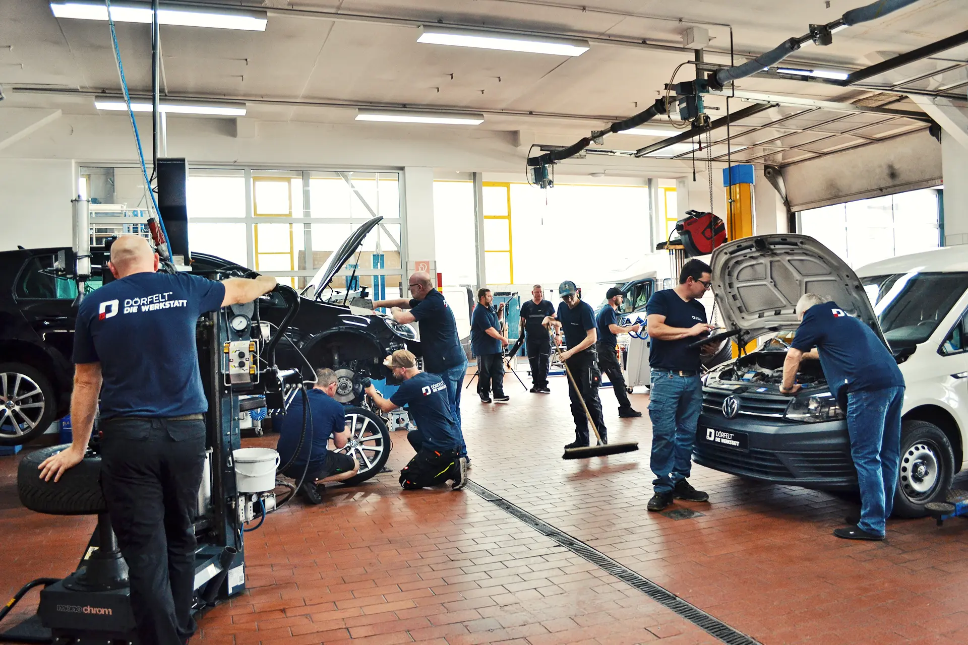 Team von DÖRFELT - DIE WERKSTATT in Zwickau erfahrene Kfz Meister Mechaniker Mechatroniker und Auszubildende vereinen Fachwissen moderne Diagnosetechnik und handwerkliche Präzision für professionellen Werkstattservice zuverlässige Fahrzeugreparaturen und persönliche Beratung rund um Auto Wohnmobil und Nutzfahrzeugtechnik