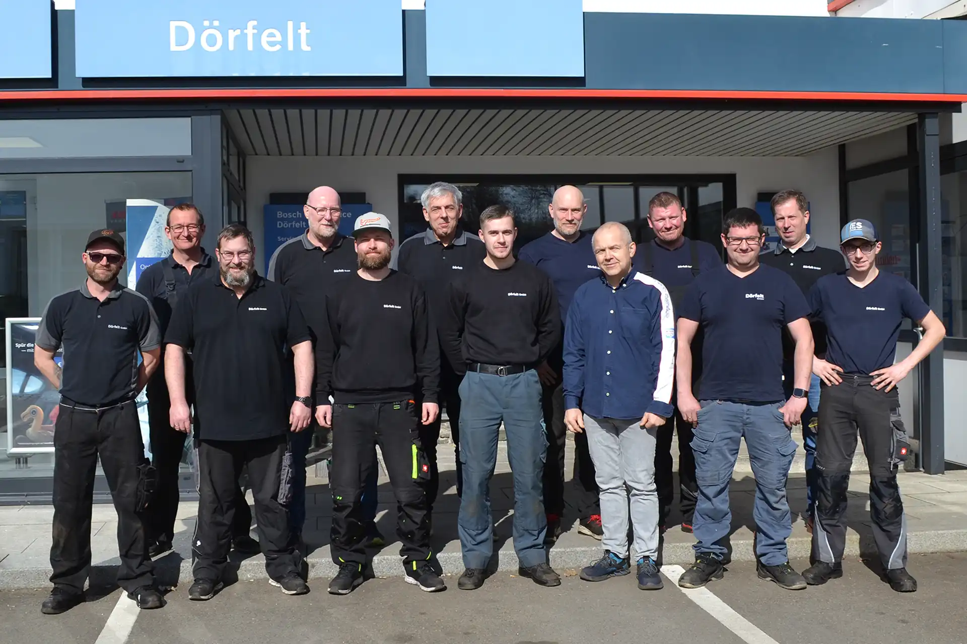 Team von DÖRFELT - DIE WERKSTATT in Zwickau erfahrene Kfz Meister Mechaniker Mechatroniker und Auszubildende stehen für kompetenten Service professionelle Fahrzeugreparaturen moderne Diagnosetechnik und persönliche Kundenberatung rund um Auto Wohnmobil und Nutzfahrzeugtechnik