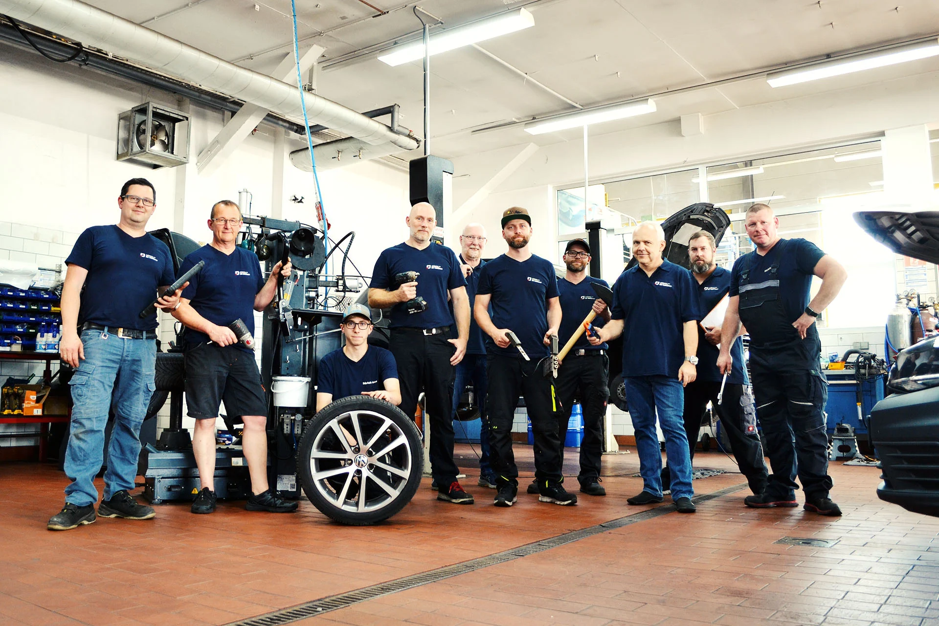 Team von DÖRFELT - DIE WERKSTATT in Zwickau erfahrene Kfz Meister Mechaniker Mechatroniker und Auszubildende vereinen Fachwissen moderne Diagnosetechnik und handwerkliche Präzision für professionellen Werkstattservice zuverlässige Fahrzeugreparaturen und persönliche Beratung rund um Auto Wohnmobil und Nutzfahrzeugtechnik