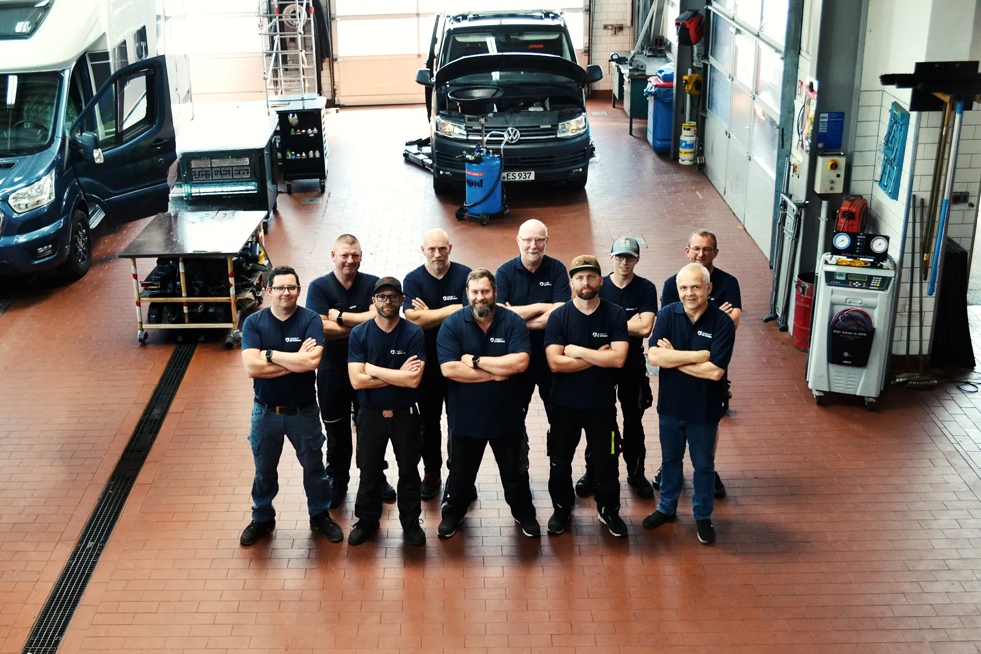 team-doerfelt-die-werkstatt-zwickau-meister-mechaniker-mechatroniker-auszubildende-4 Team von DÖRFELT - DIE WERKSTATT in Zwickau erfahrene Kfz Meister Mechaniker Mechatroniker und Auszubildende vereinen Fachwissen moderne Diagnosetechnik und handwerkliche Präzision für professionellen Werkstattservice zuverlässige Fahrzeugreparaturen und persönliche Beratung rund um Auto Wohnmobil und Nutzfahrzeugtechnik