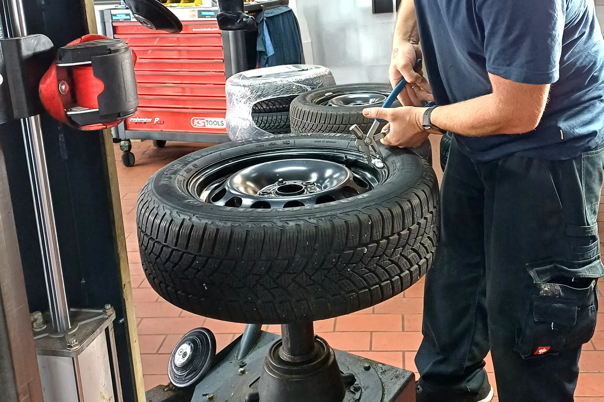 Auswuchten von Autoreifen auf Stahlfelgen bei DÖRFELT - DIE WERKSTATT in Zwickau fachgerechte Beseitigung von Reifenunwucht durch präzise Auswuchtgewichte am Felgenrand für ruhigen Lauf optimale Fahrstabilität gleichmäßigen Reifenverschleiß und sicheren Reifenservice