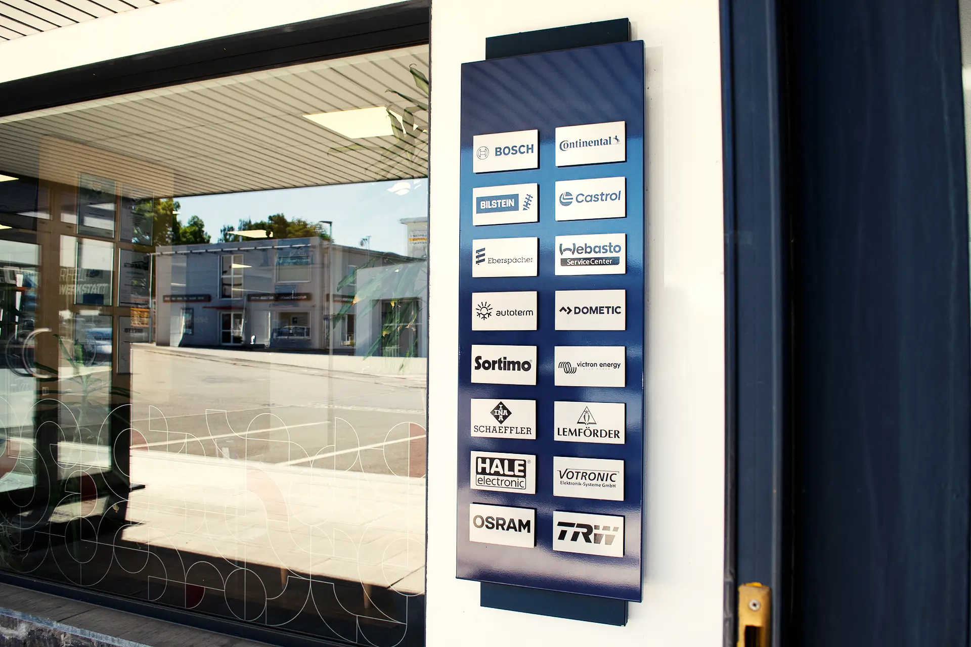 autowerkstatt-doerfelt-zwickau-außenaufnahme-qualitätsmarken-partner-logos-tafel Starke Marken. Professioneller Einbau. Zuverlässige Technik. Von BOSCH bis Webasto, BILSTEIN bis Victron Energy – wir setzen auf Qualität, die sich im täglichen Einsatz bewährt.